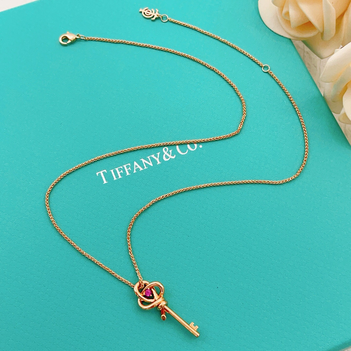 【Tiffany*帝芙尼最新款🆕🆕玫瑰金紫色钻锁匙项链】一致官网黄铜材质，非常的上镜‼️设计很特别值得入