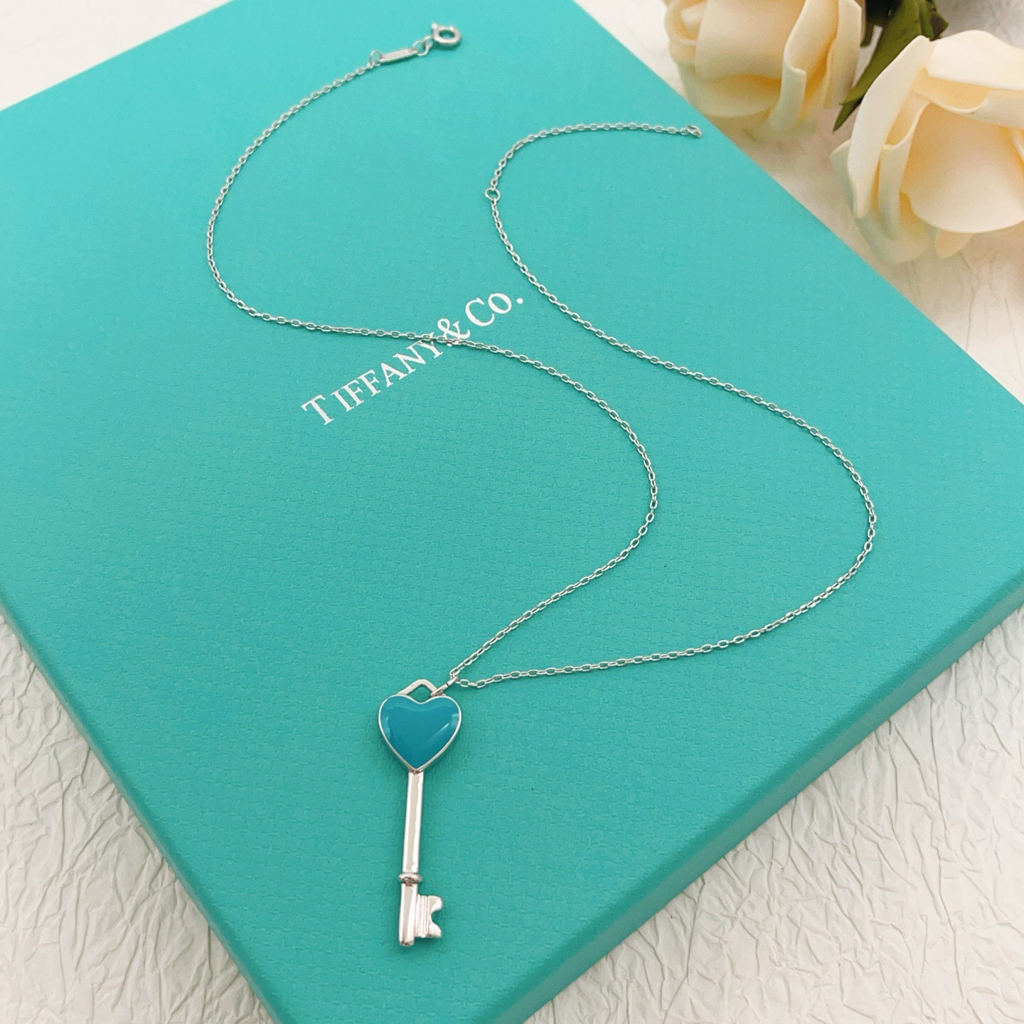 【Tiffany*帝芙尼最新款🆕🆕银色蓝锁匙项链】一致官网黄铜材质，非常的上镜‼️设计很特别值得入手。高