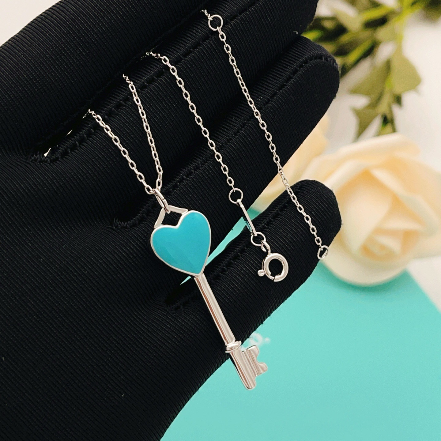 【Tiffany*帝芙尼最新款🆕🆕银色蓝锁匙项链】一致官网黄铜材质，非常的上镜‼️设计很特别值得入手。高