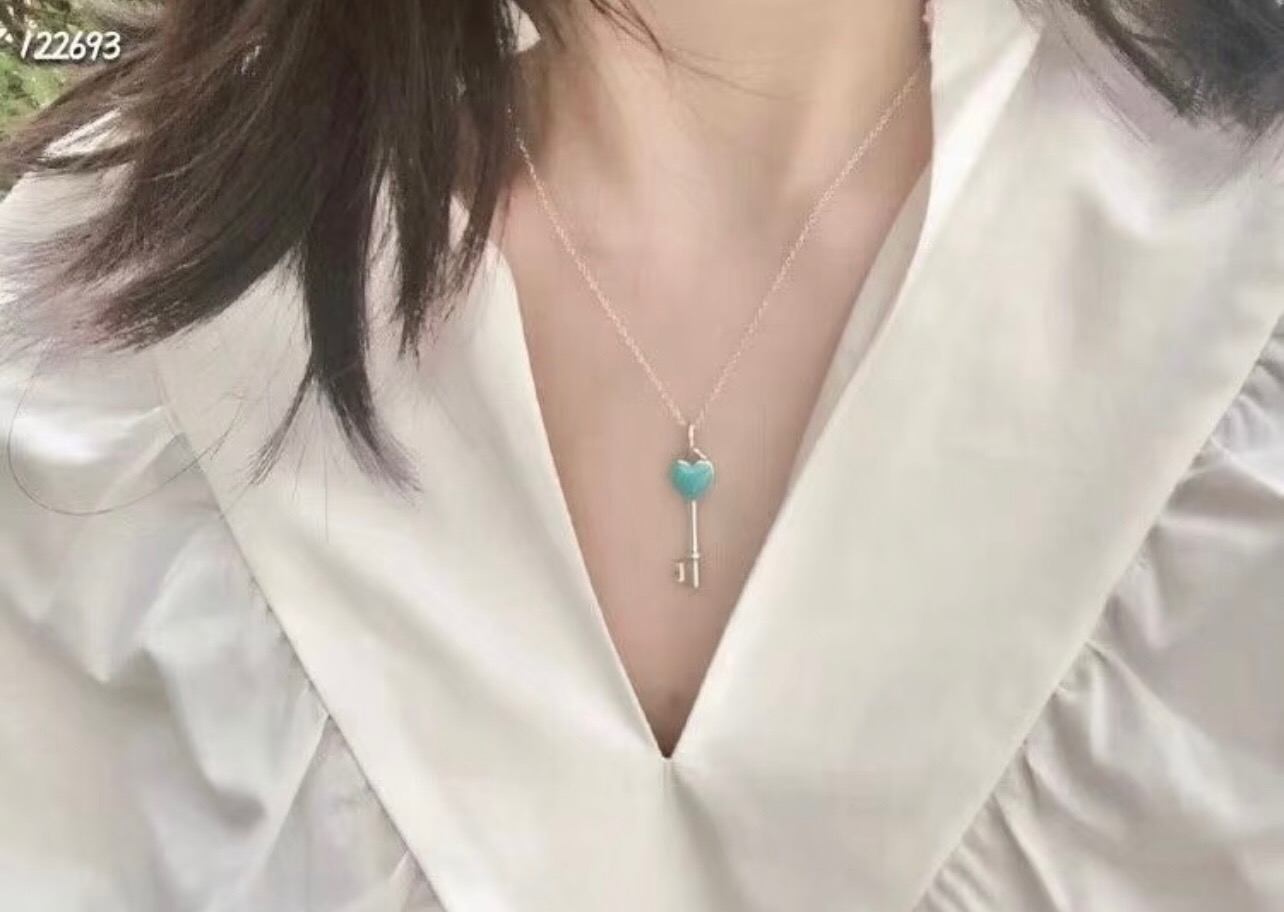 【Tiffany*帝芙尼最新款🆕🆕银色蓝锁匙项链】一致官网黄铜材质，非常的上镜‼️设计很特别值得入手。高