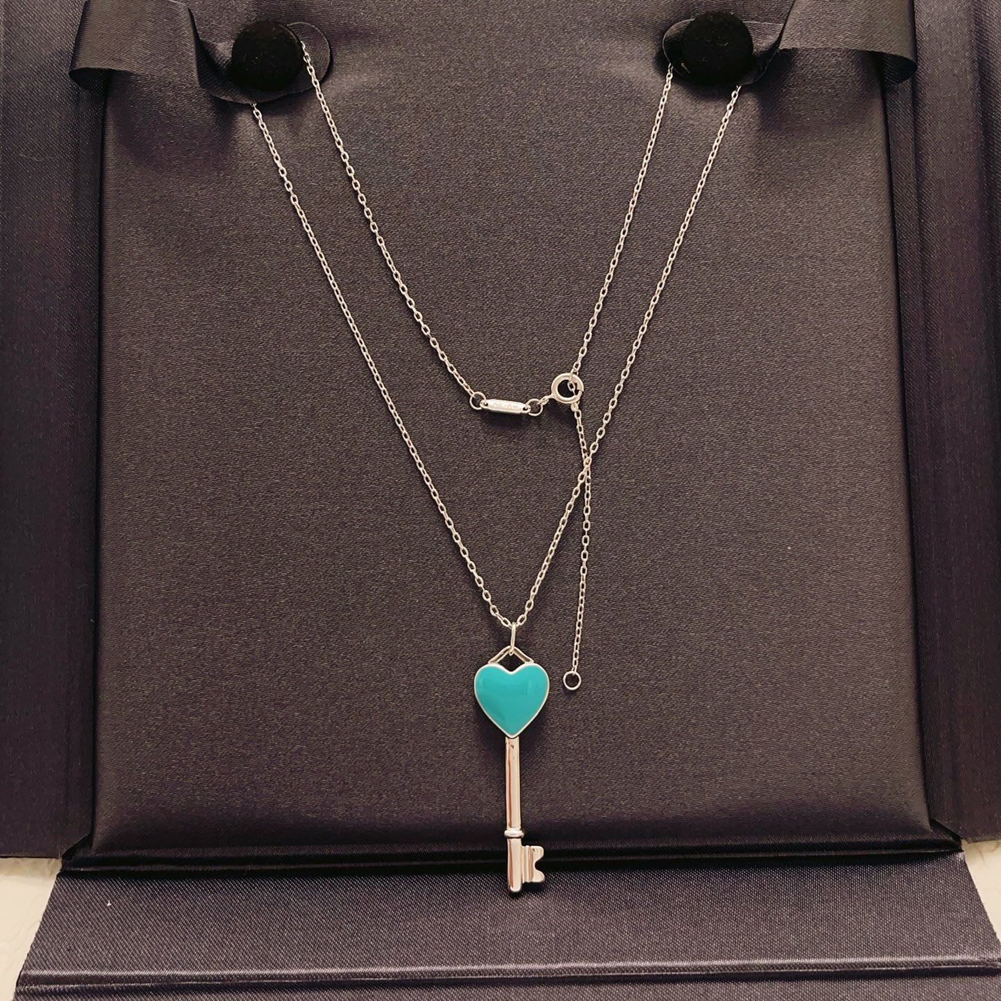 【Tiffany*帝芙尼最新款🆕🆕银色蓝锁匙项链】一致官网黄铜材质，非常的上镜‼️设计很特别值得入手。高