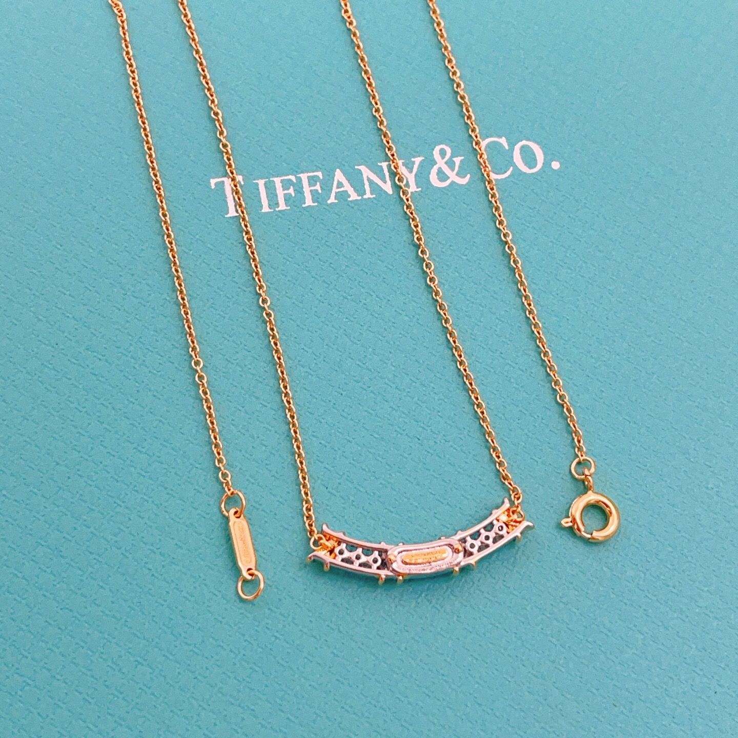 【Tiffany*帝芙尼最新款🆕🆕金色镶钻X笑脸项链】一致官网黄铜材质，非常的上镜‼️设计很特别值得入手
