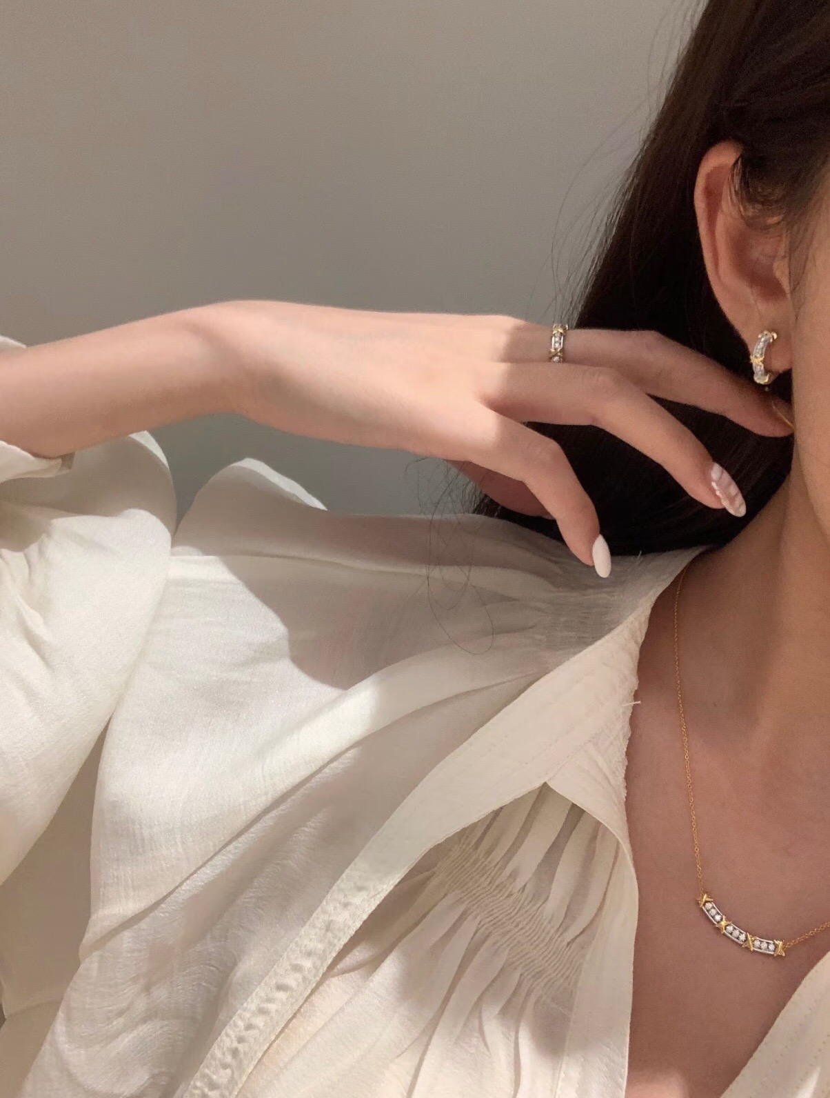 【Tiffany*帝芙尼最新款🆕🆕金色镶钻X笑脸项链】一致官网黄铜材质，非常的上镜‼️设计很特别值得入手