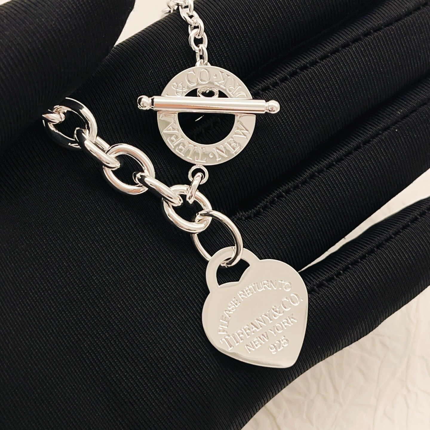 【Tiffany*帝芙尼最新款🆕🆕银色光面爱心项链】一致官网黄铜材质，非常的上镜‼️设计很特别值得入手。