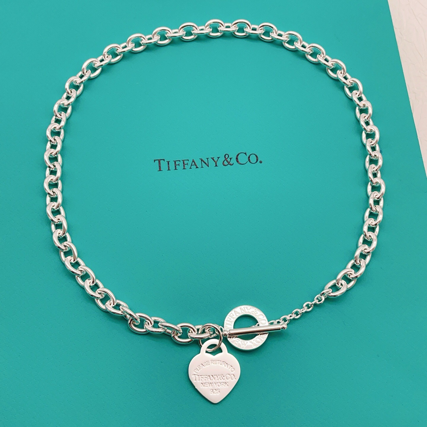 【Tiffany*帝芙尼最新款🆕🆕银色光面爱心项链】一致官网黄铜材质，非常的上镜‼️设计很特别值得入手。