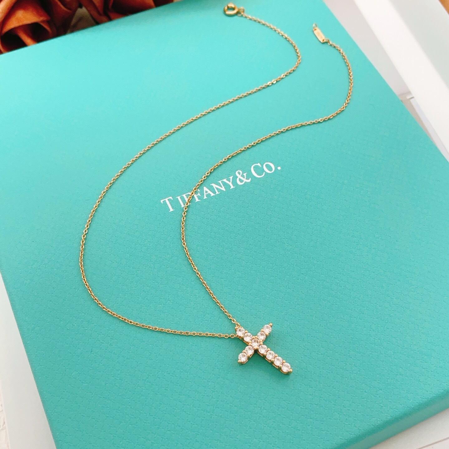 【Tiffany*帝芙尼最新款🆕🆕玫瑰金满钻十字项链】一致官网黄铜材质，非常的上镜‼️设计很特别值得入手