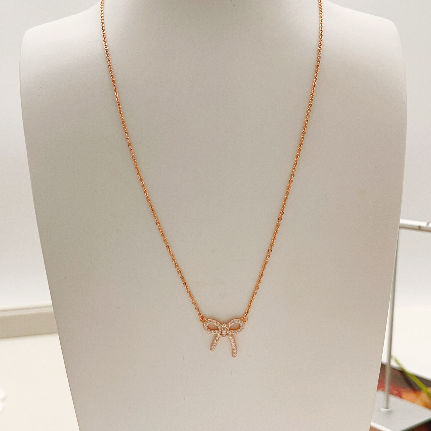 【Tiffany*帝芙尼最新款🆕🆕玫瑰金蝴蝶结项链】一致官网黄铜材质，非常的上镜‼️设计很特别值得入手。