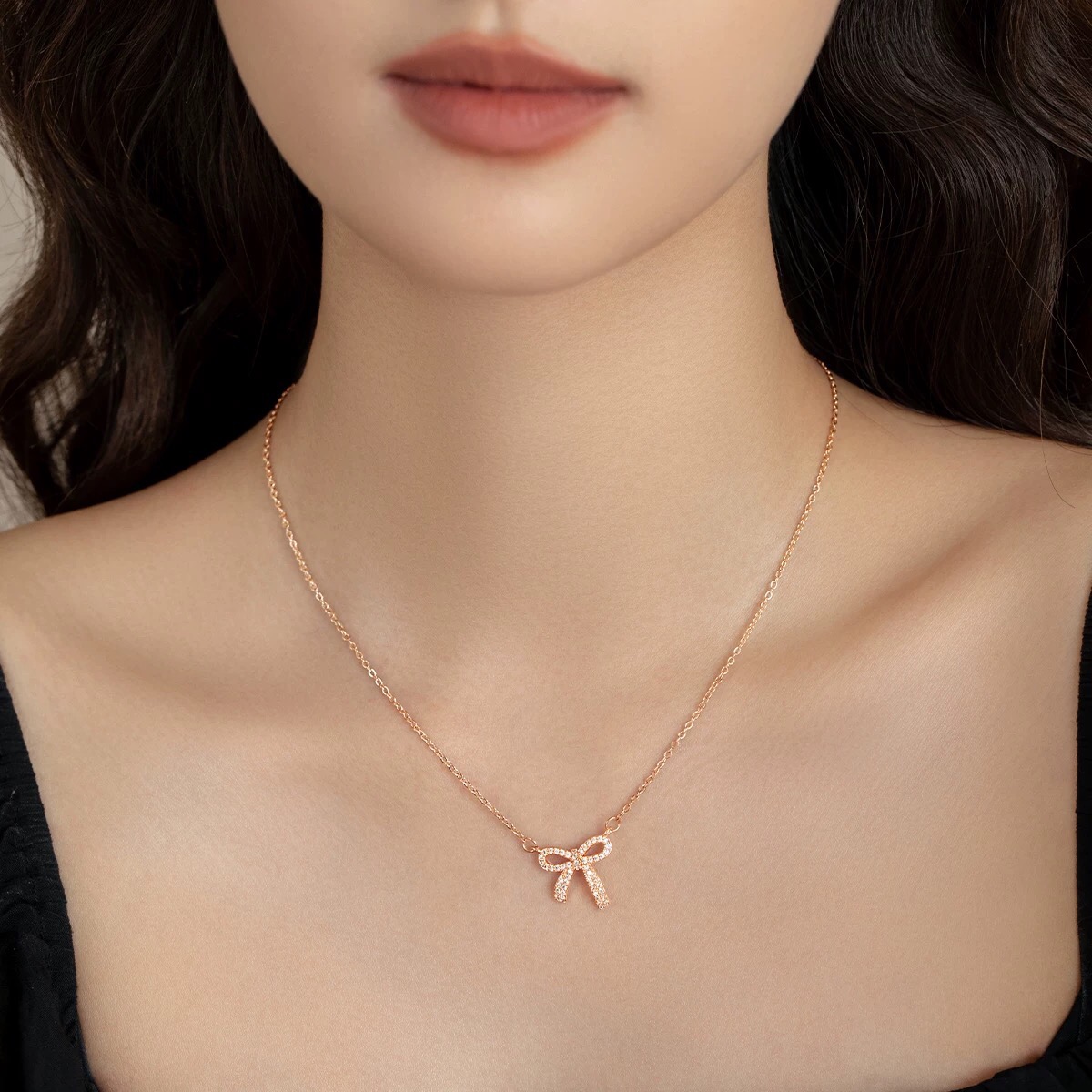 【Tiffany*帝芙尼最新款🆕🆕玫瑰金蝴蝶结项链】一致官网黄铜材质，非常的上镜‼️设计很特别值得入手。