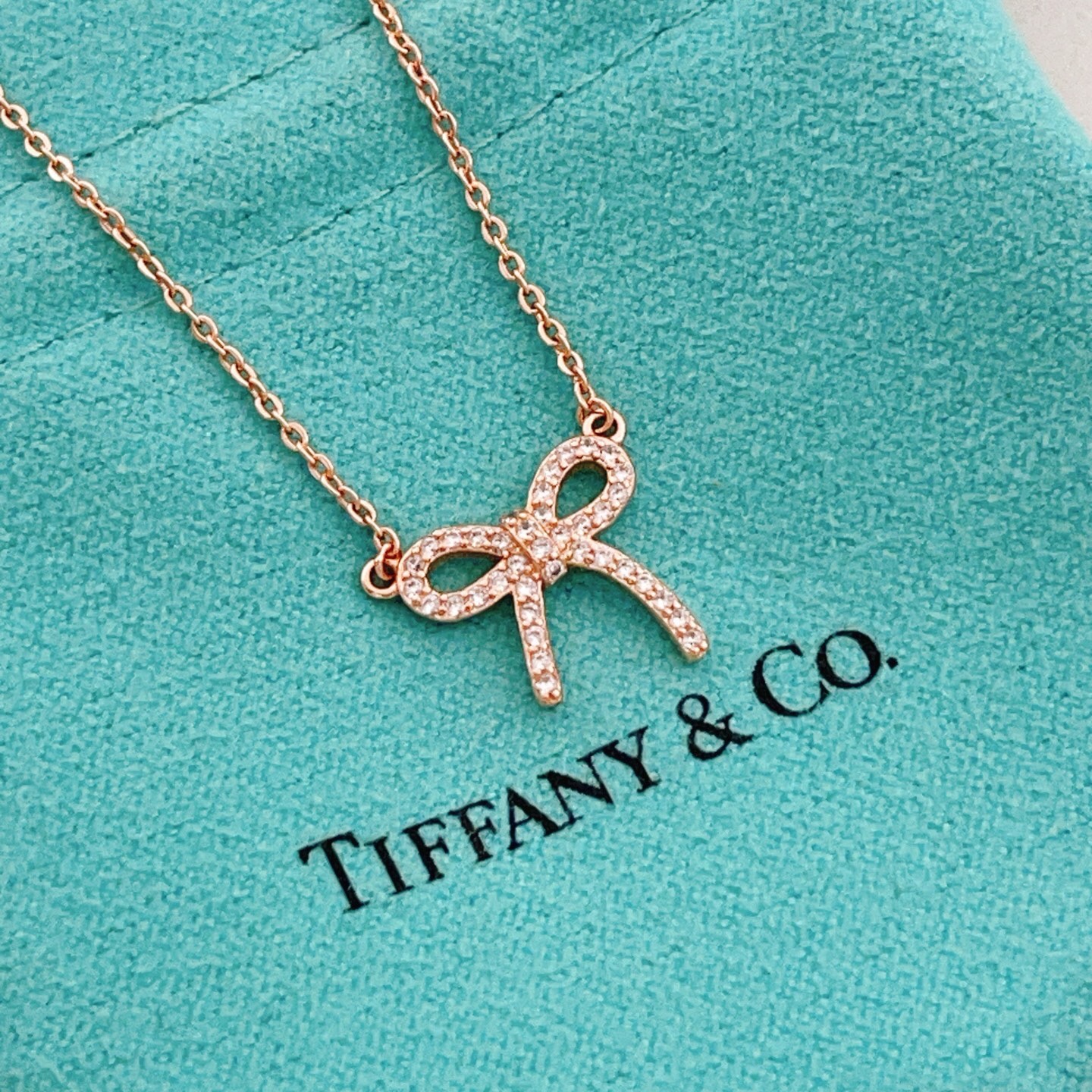 【Tiffany*帝芙尼最新款🆕🆕玫瑰金蝴蝶结项链】一致官网黄铜材质，非常的上镜‼️设计很特别值得入手。
