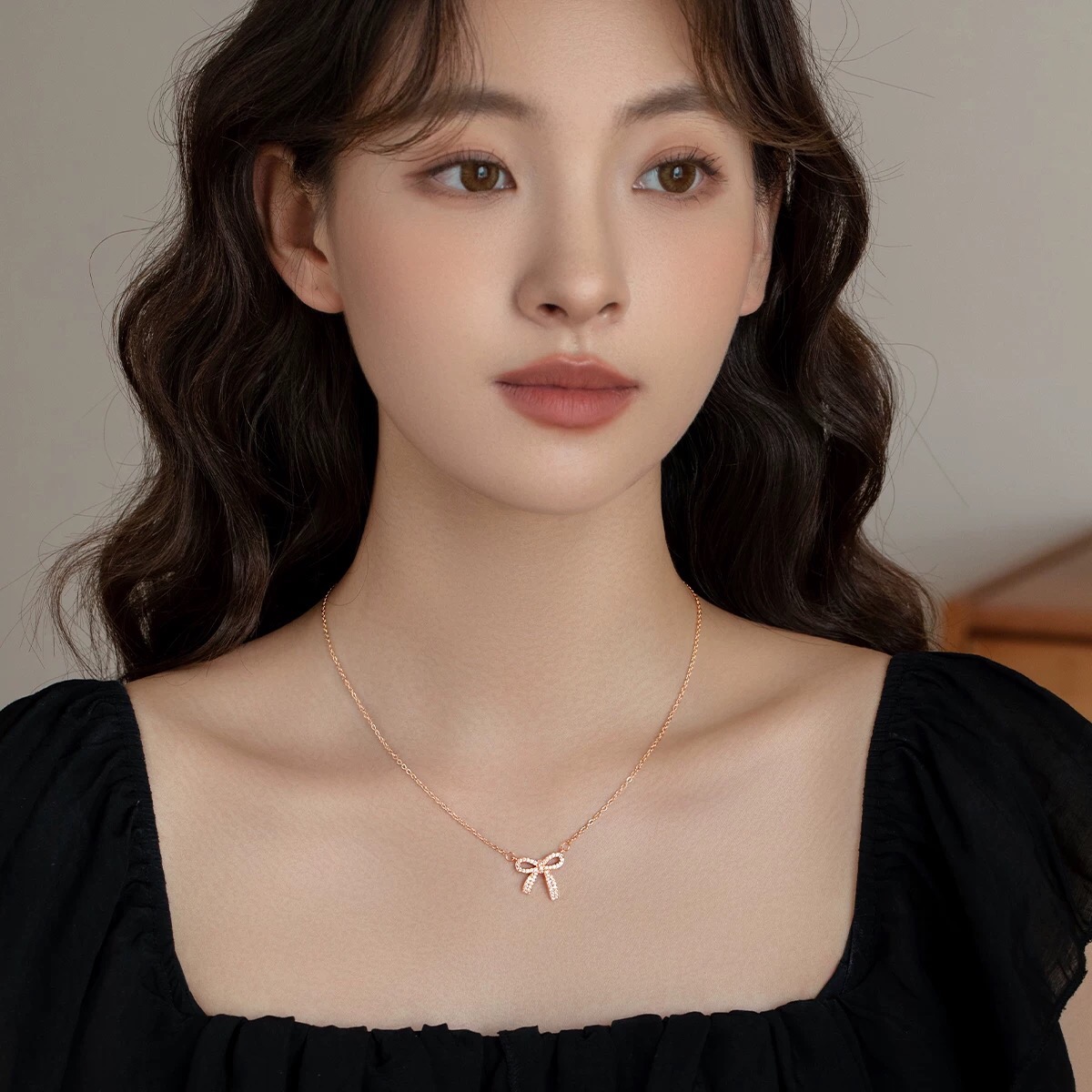 【Tiffany*帝芙尼最新款🆕🆕玫瑰金蝴蝶结项链】一致官网黄铜材质，非常的上镜‼️设计很特别值得入手。