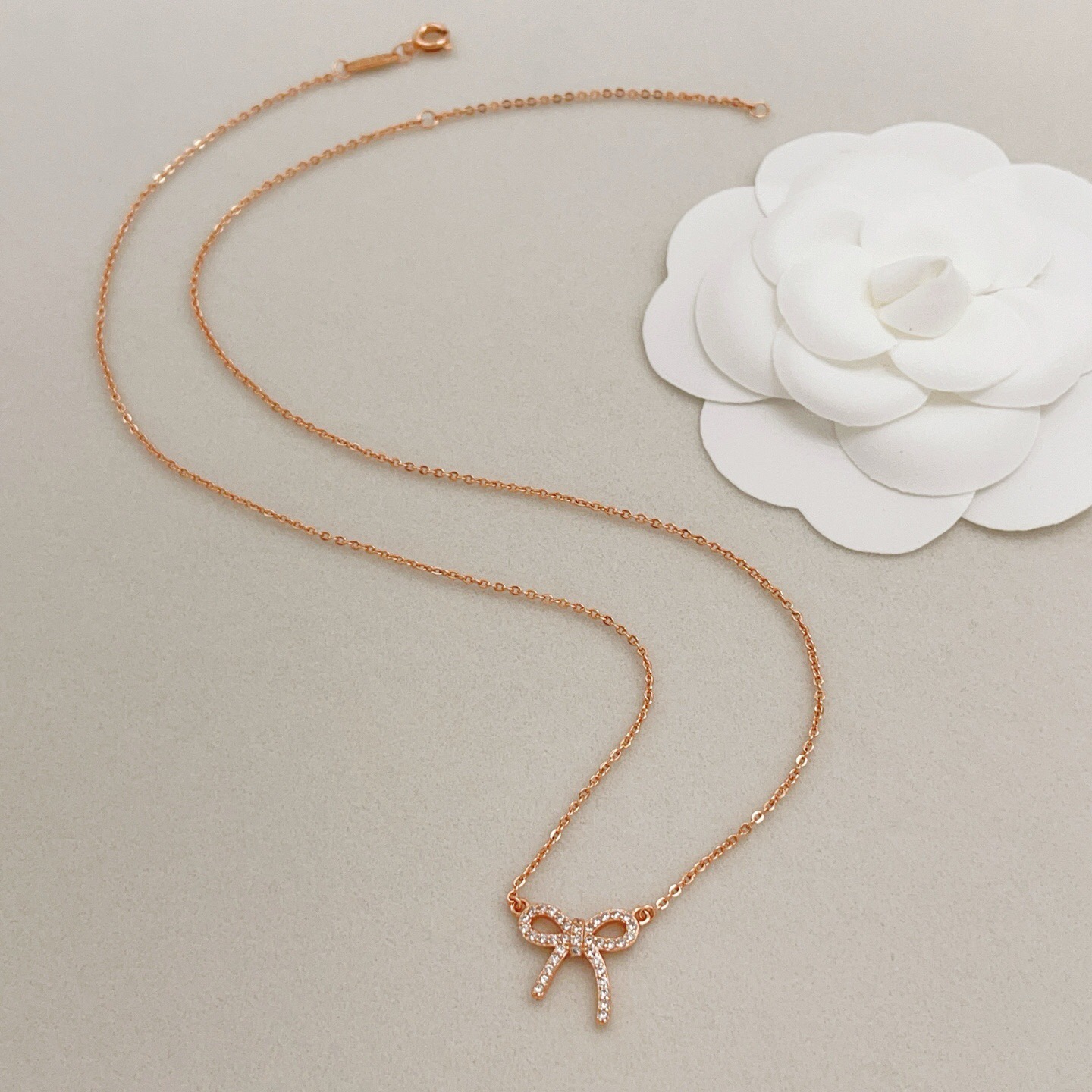 【Tiffany*帝芙尼最新款🆕🆕玫瑰金蝴蝶结项链】一致官网黄铜材质，非常的上镜‼️设计很特别值得入手。
