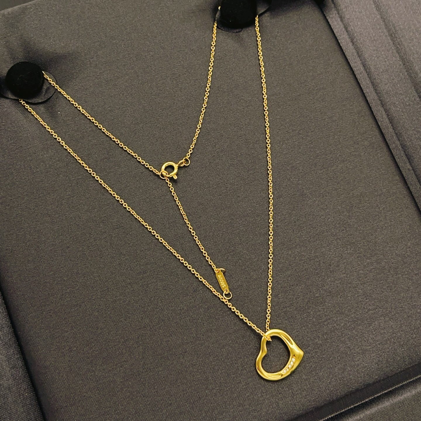 【Tiffany*帝芙尼最新款🆕🆕金色镶钻爱心项链】一致官网黄铜材质，非常的上镜‼️设计很特别值得入手。