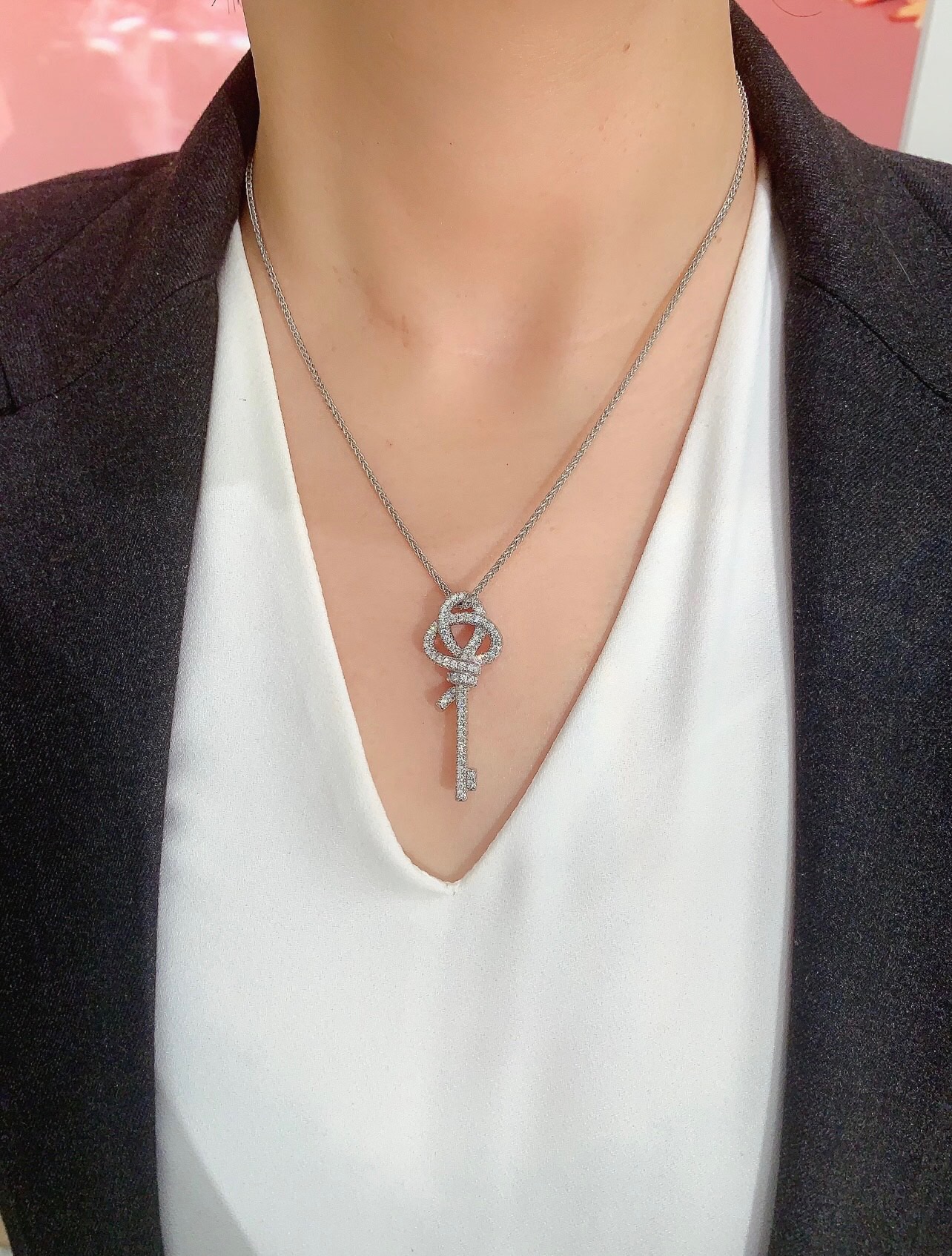 【Tiffany*帝芙尼最新款🆕🆕银色满钻锁匙项链】一致官网黄铜材质，非常的上镜‼️设计很特别值得入手。