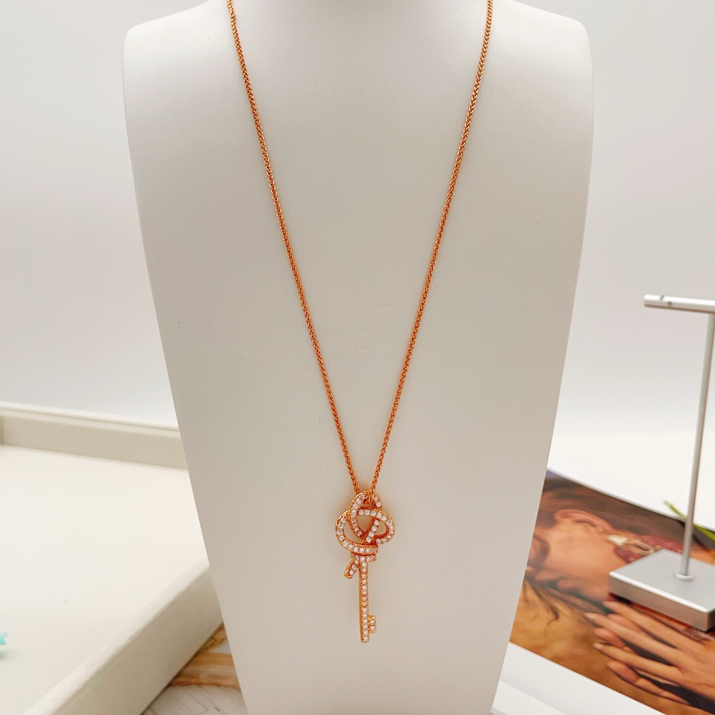 【Tiffany*帝芙尼最新款🆕🆕玫瑰金满钻锁匙项链】一致官网黄铜材质，非常的上镜‼️设计很特别值得入手