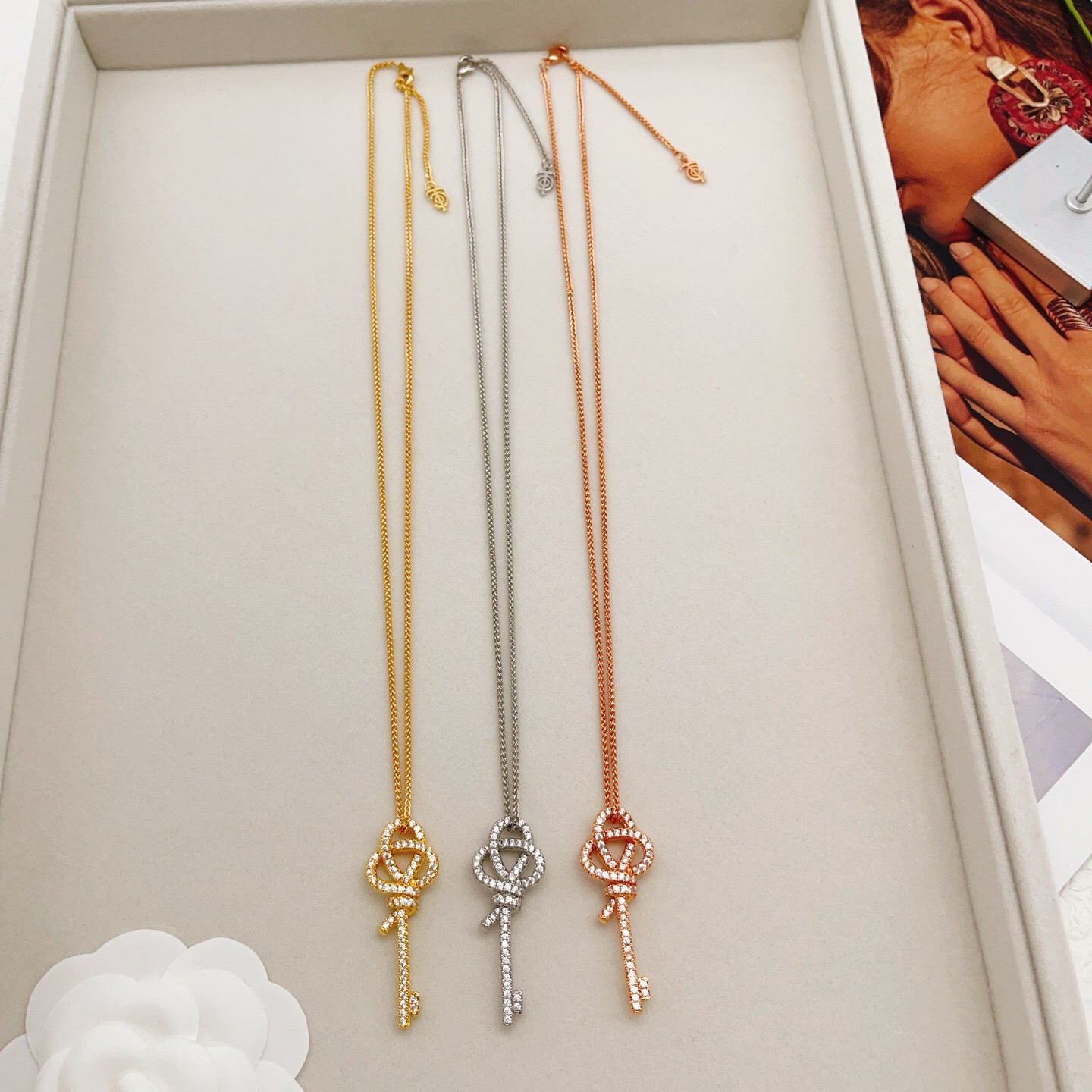【Tiffany*帝芙尼最新款🆕🆕玫瑰金满钻锁匙项链】一致官网黄铜材质，非常的上镜‼️设计很特别值得入手