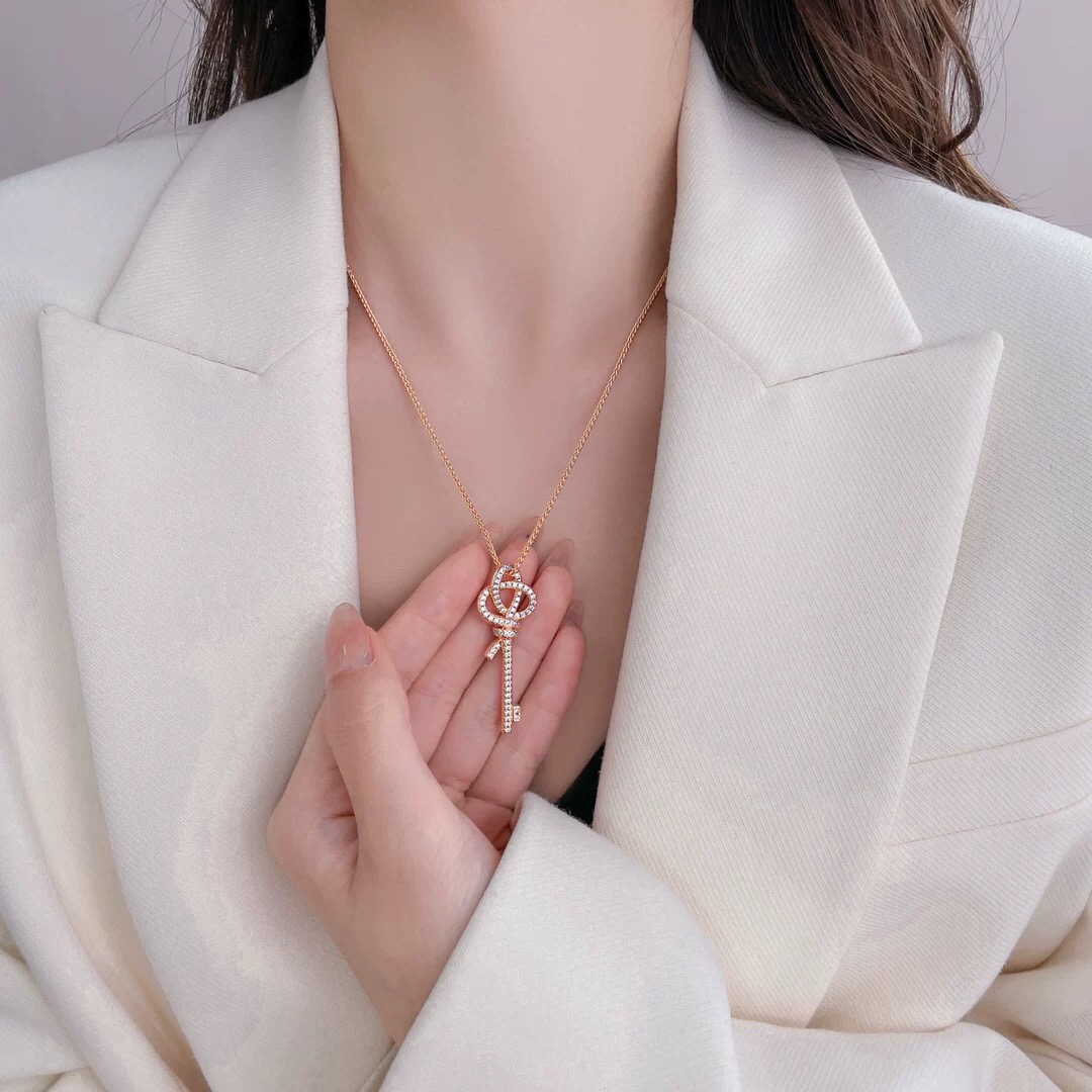 【Tiffany*帝芙尼最新款🆕🆕玫瑰金满钻锁匙项链】一致官网黄铜材质，非常的上镜‼️设计很特别值得入手