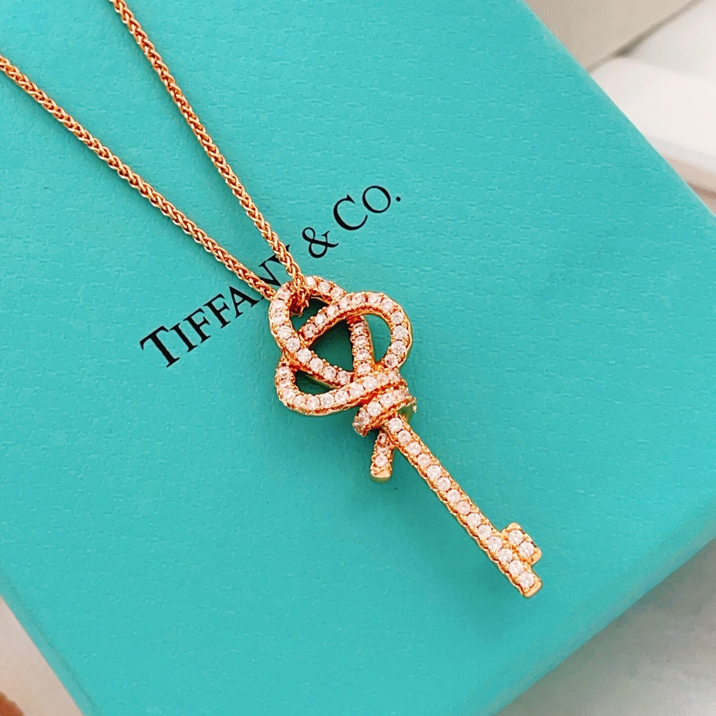 【Tiffany*帝芙尼最新款🆕🆕玫瑰金满钻锁匙项链】一致官网黄铜材质，非常的上镜‼️设计很特别值得入手