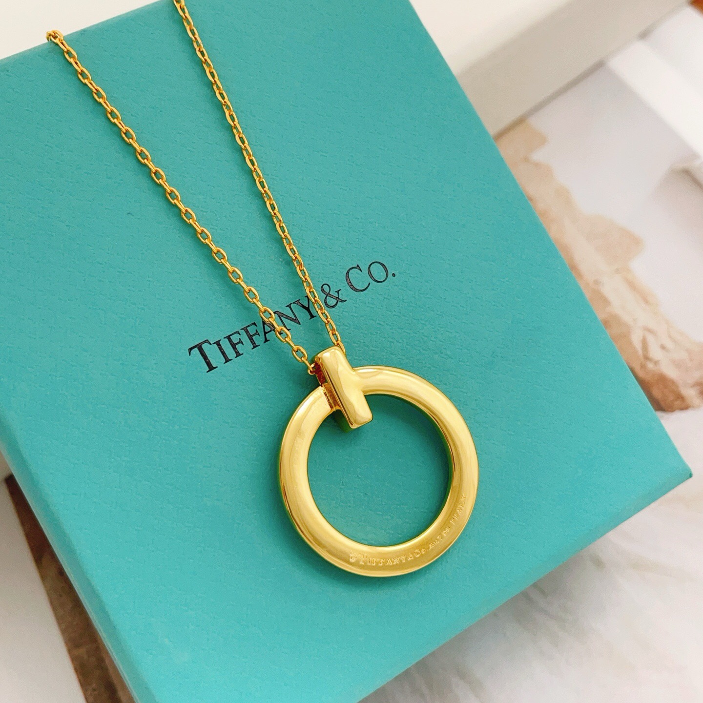 【Tiffany*帝芙尼最新款🆕🆕金色满钻大圆形项链】一致官网黄铜材质，非常的上镜‼️设计很特别值得入手