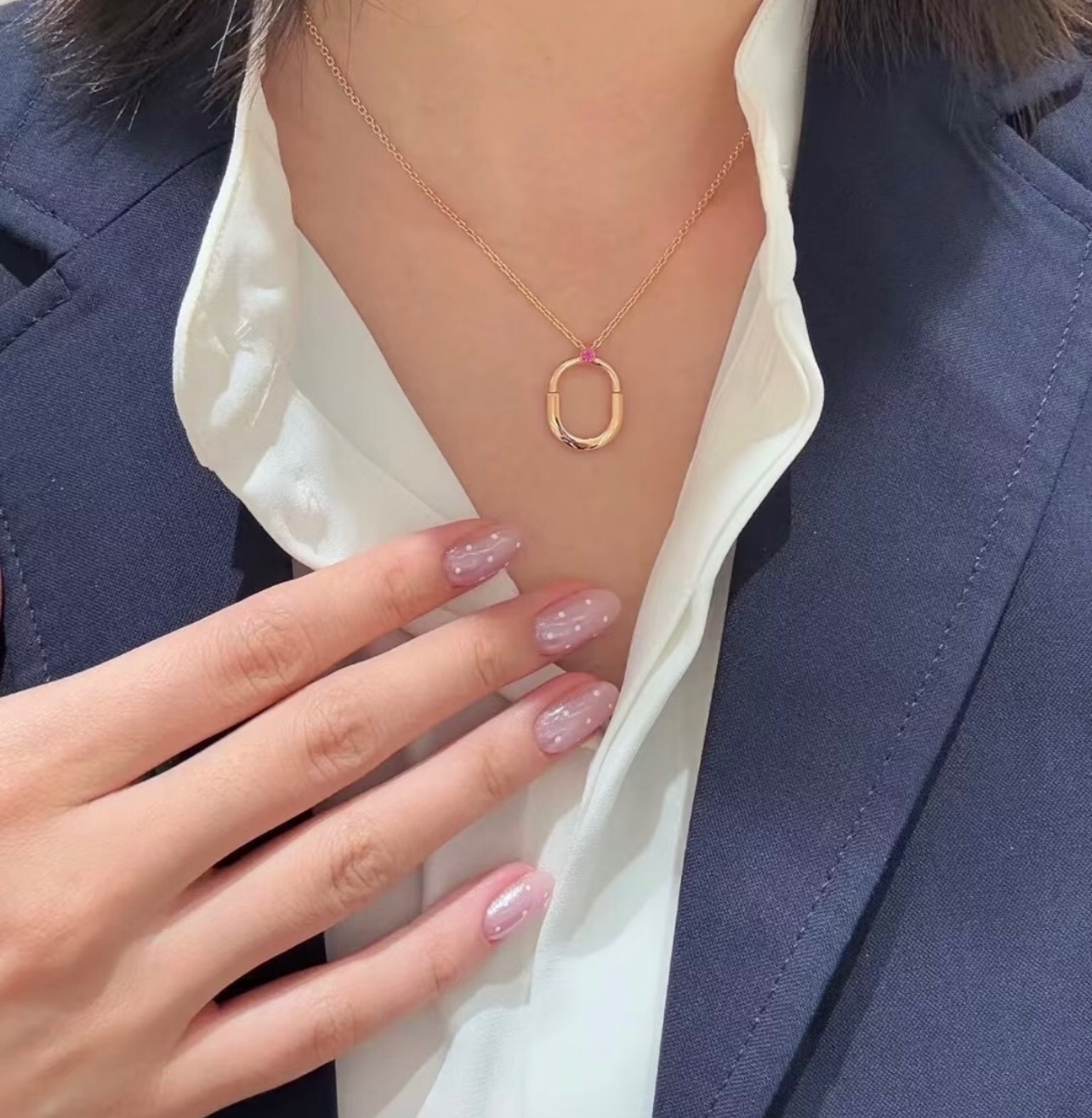 【Tiffany*帝芙尼最新款🆕🆕玫瑰金红单钻项链】一致官网黄铜材质，非常的上镜‼️设计很特别值得入手。