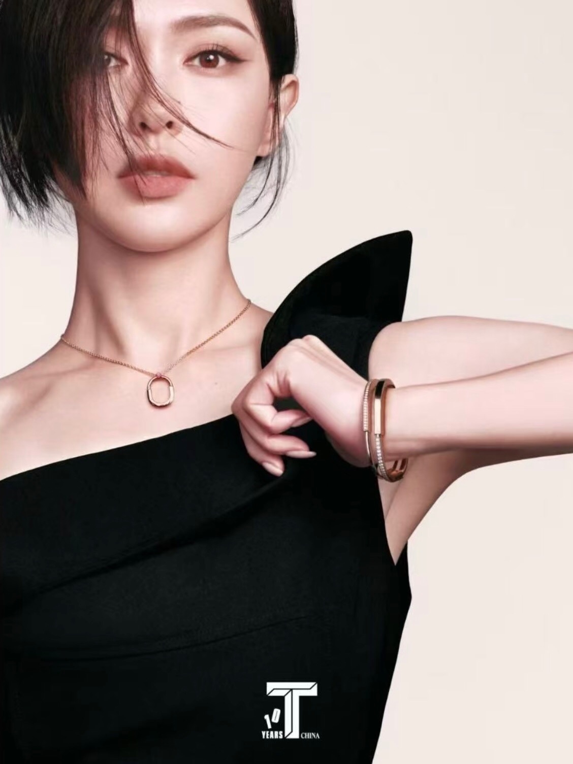 【Tiffany*帝芙尼最新款🆕🆕玫瑰金红单钻项链】一致官网黄铜材质，非常的上镜‼️设计很特别值得入手。