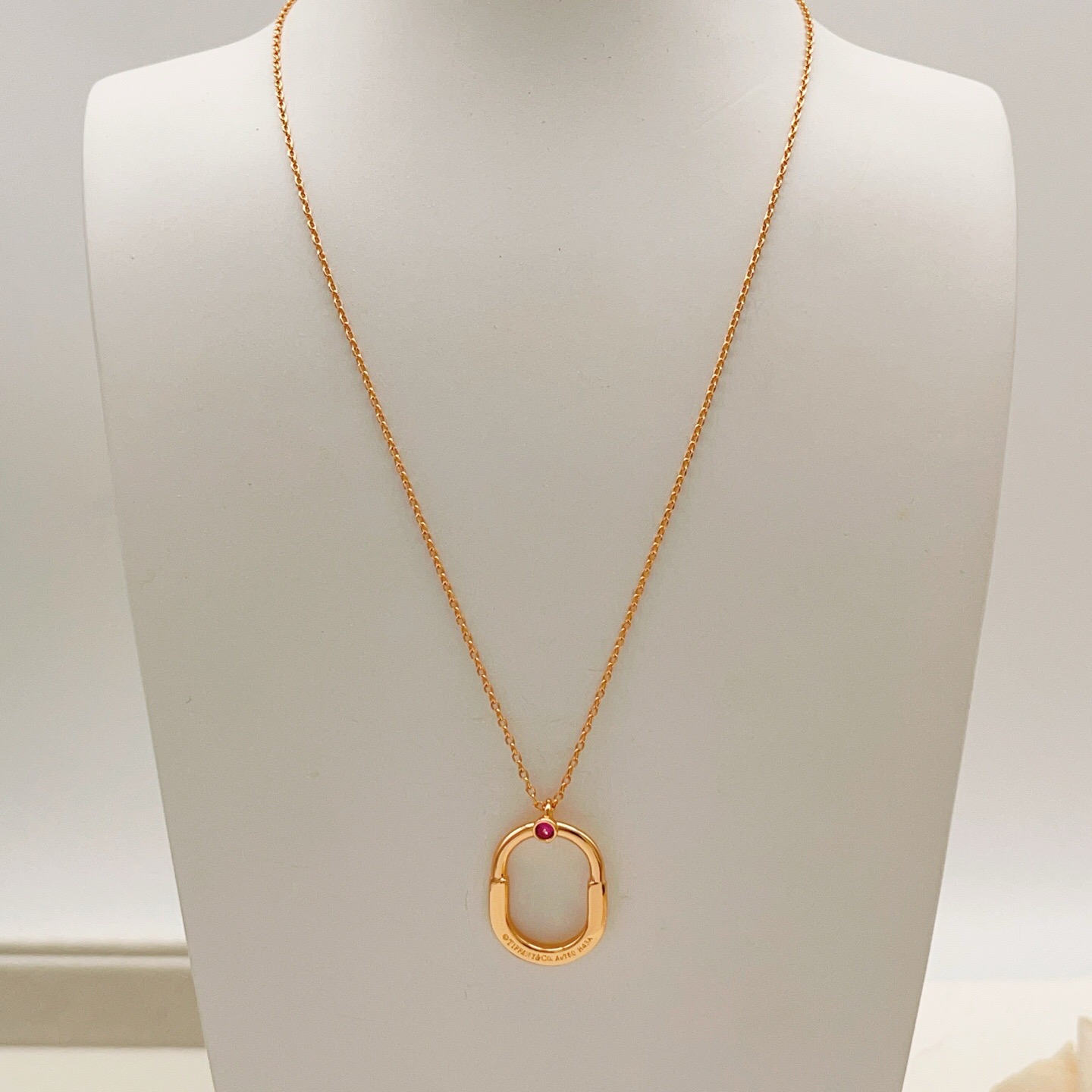 【Tiffany*帝芙尼最新款🆕🆕玫瑰金红单钻项链】一致官网黄铜材质，非常的上镜‼️设计很特别值得入手。