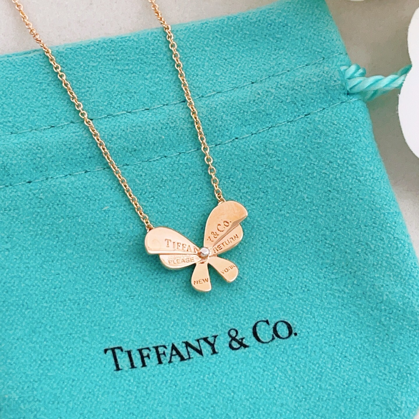 【Tiffany*帝芙尼最新款🆕🆕玫瑰金蝴蝶项链】一致官网黄铜材质，非常的上镜‼️设计很特别值得入手。高
