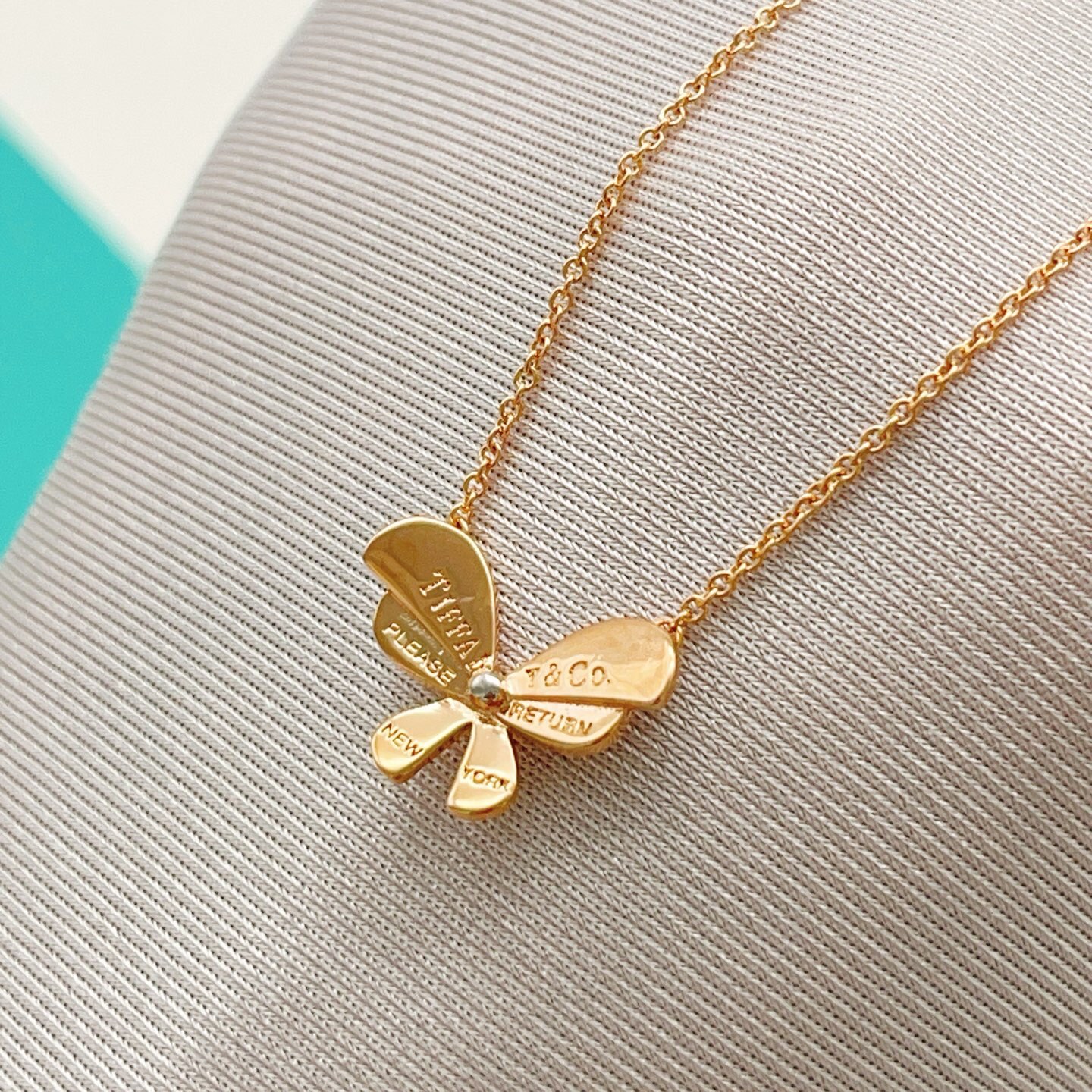 【Tiffany*帝芙尼最新款🆕🆕玫瑰金蝴蝶项链】一致官网黄铜材质，非常的上镜‼️设计很特别值得入手。高