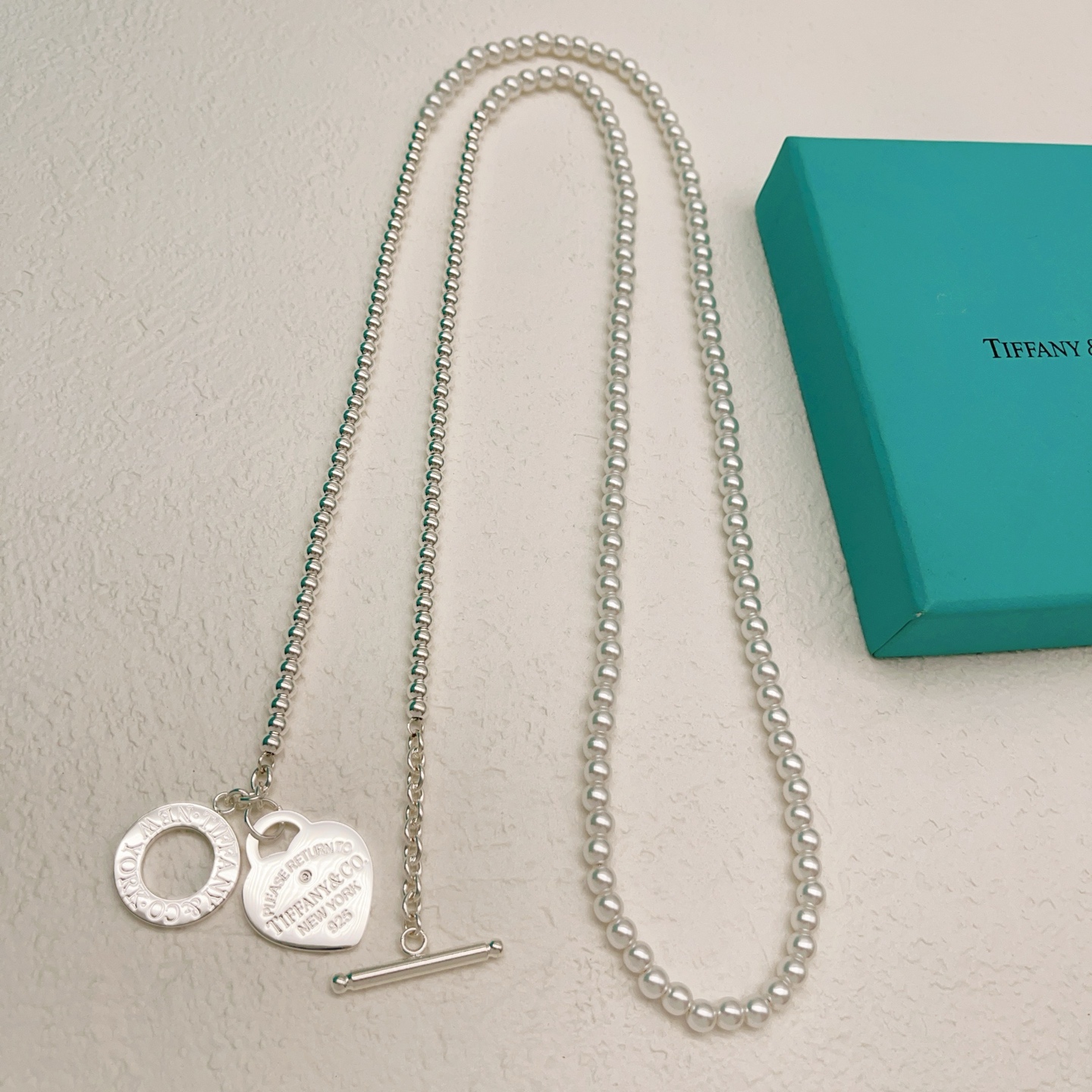 【Tiffany*帝芙尼最新款🆕🆕银色珍珠爱心项链】一致官网黄铜材质，非常的上镜‼️设计很特别值得入手。