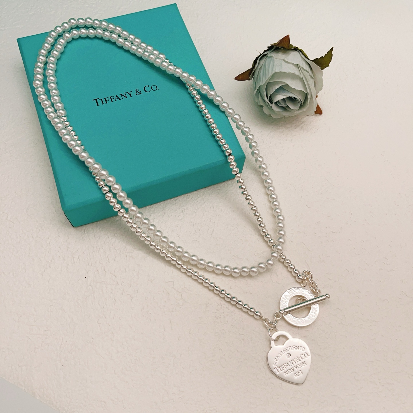 【Tiffany*帝芙尼最新款🆕🆕银色珍珠爱心项链】一致官网黄铜材质，非常的上镜‼️设计很特别值得入手。