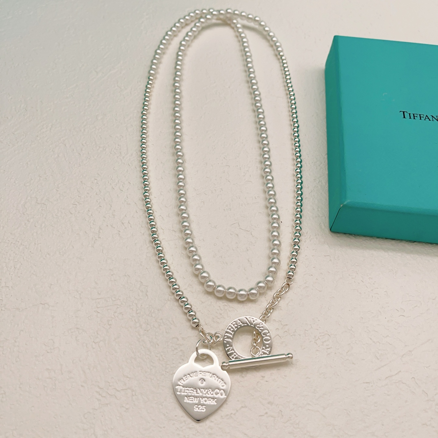 【Tiffany*帝芙尼最新款🆕🆕银色珍珠爱心项链】一致官网黄铜材质，非常的上镜‼️设计很特别值得入手。