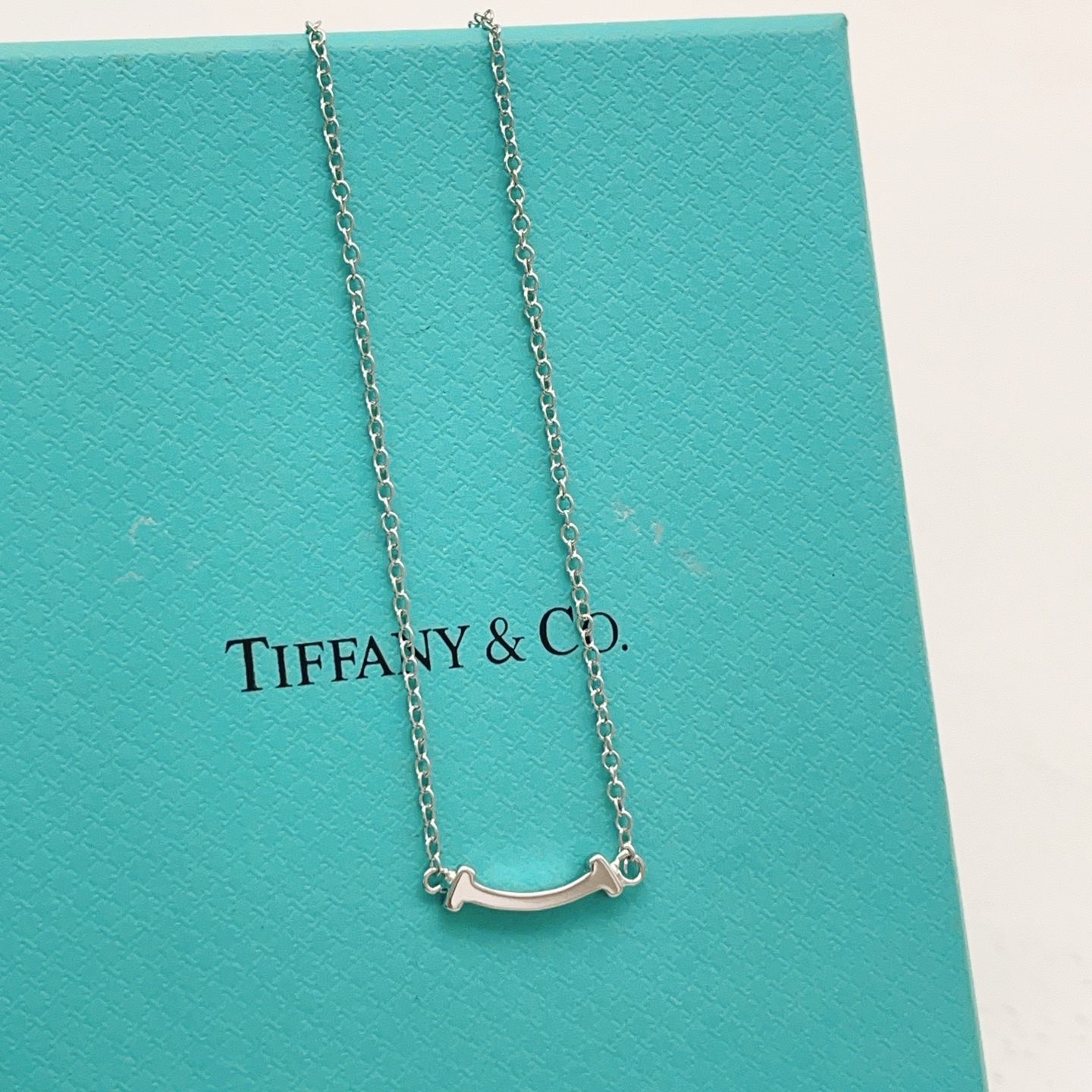 【Tiffany*帝芙尼最新款🆕🆕银色光面笑脸小号项链】一致官网黄铜材质，非常的上镜‼️设计很特别值得入