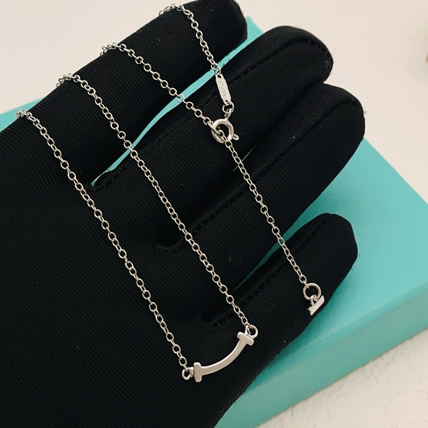 【Tiffany*帝芙尼最新款🆕🆕银色光面笑脸小号项链】一致官网黄铜材质，非常的上镜‼️设计很特别值得入