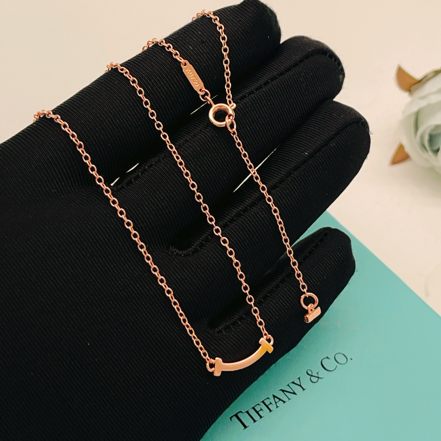 【Tiffany*帝芙尼最新款🆕🆕玫瑰金光面笑脸小号项链】一致官网黄铜材质，非常的上镜‼️设计很特别值得