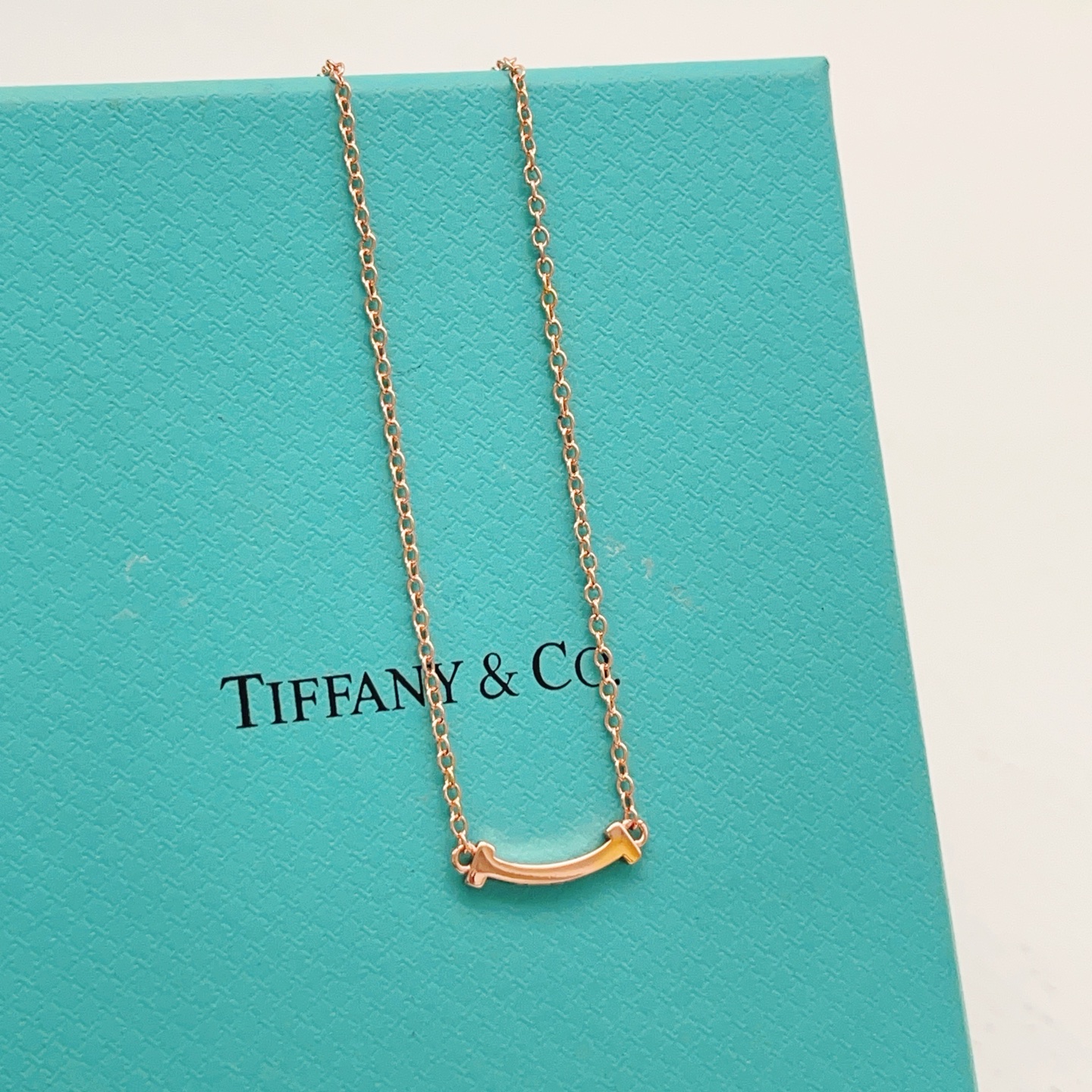 【Tiffany*帝芙尼最新款🆕🆕玫瑰金光面笑脸小号项链】一致官网黄铜材质，非常的上镜‼️设计很特别值得
