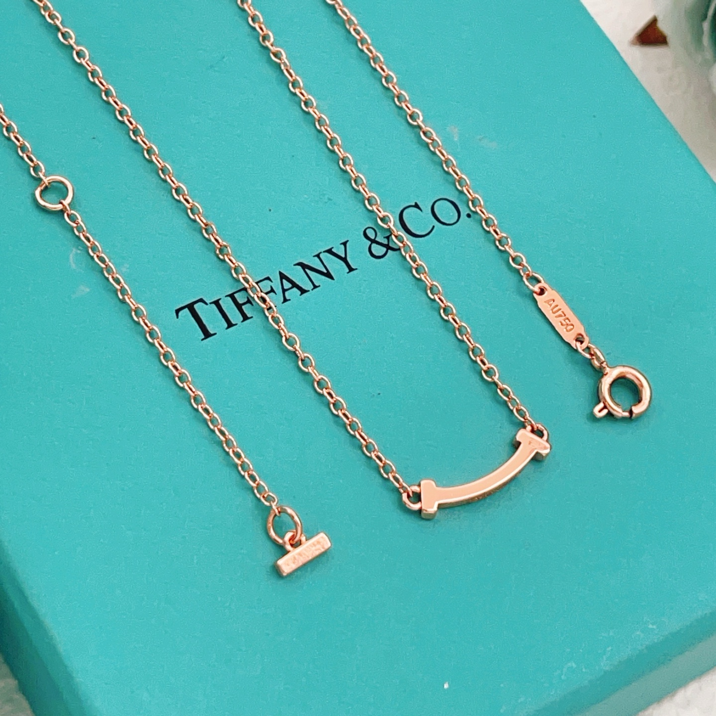 【Tiffany*帝芙尼最新款🆕🆕玫瑰金光面笑脸小号项链】一致官网黄铜材质，非常的上镜‼️设计很特别值得