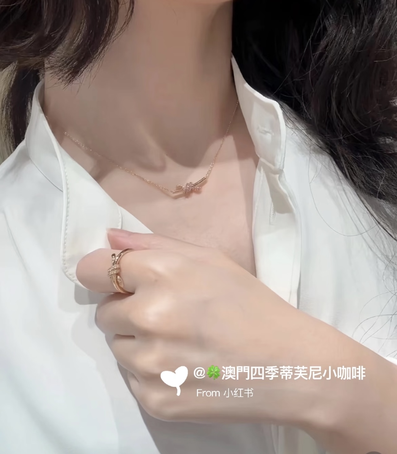 【Tiffany*帝芙尼最新款🆕🆕玫瑰金白镶钻绳结项链】一致官网黄铜材质，非常的上镜‼️设计很特别值得入