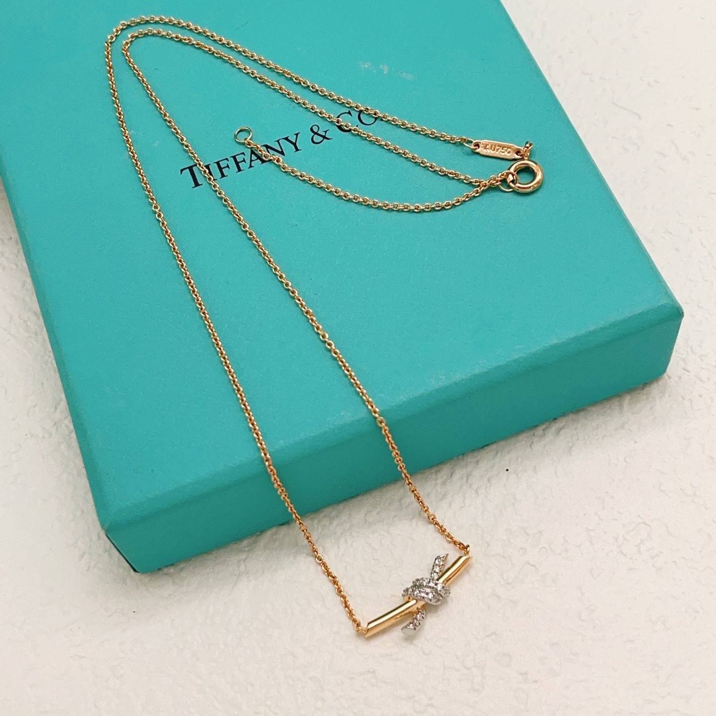 【Tiffany*帝芙尼最新款🆕🆕玫瑰金白镶钻绳结项链】一致官网黄铜材质，非常的上镜‼️设计很特别值得入