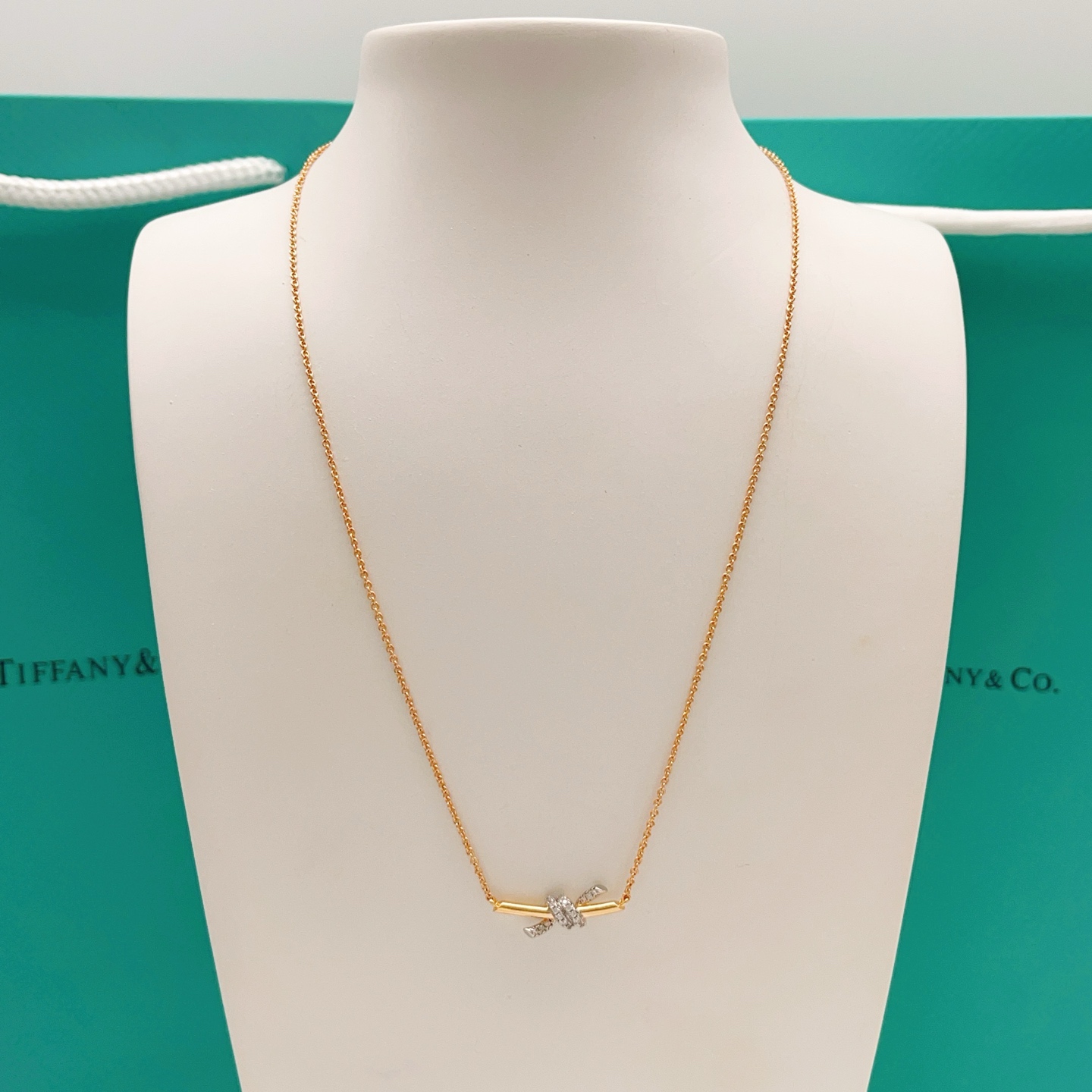 【Tiffany*帝芙尼最新款🆕🆕玫瑰金白镶钻绳结项链】一致官网黄铜材质，非常的上镜‼️设计很特别值得入