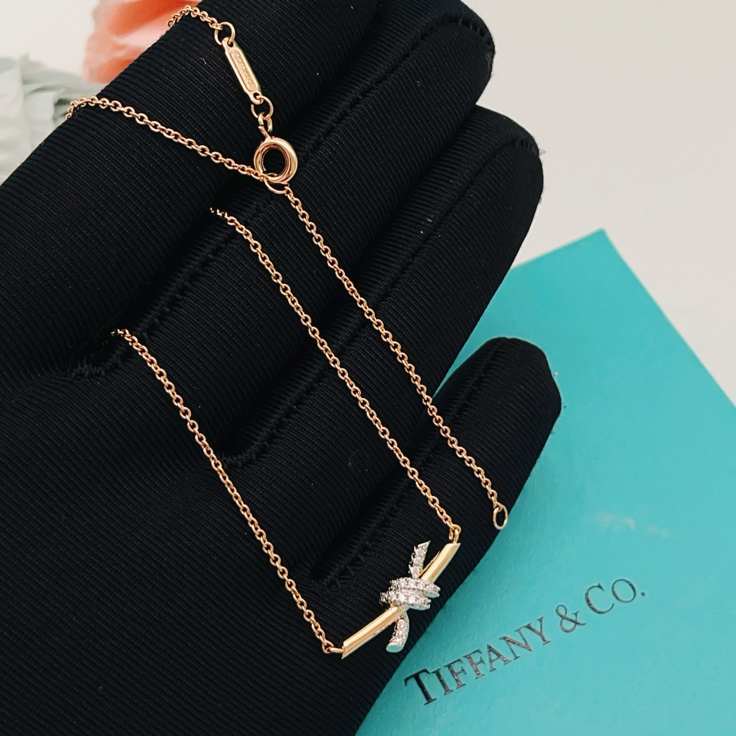 【Tiffany*帝芙尼最新款🆕🆕玫瑰金白镶钻绳结项链】一致官网黄铜材质，非常的上镜‼️设计很特别值得入