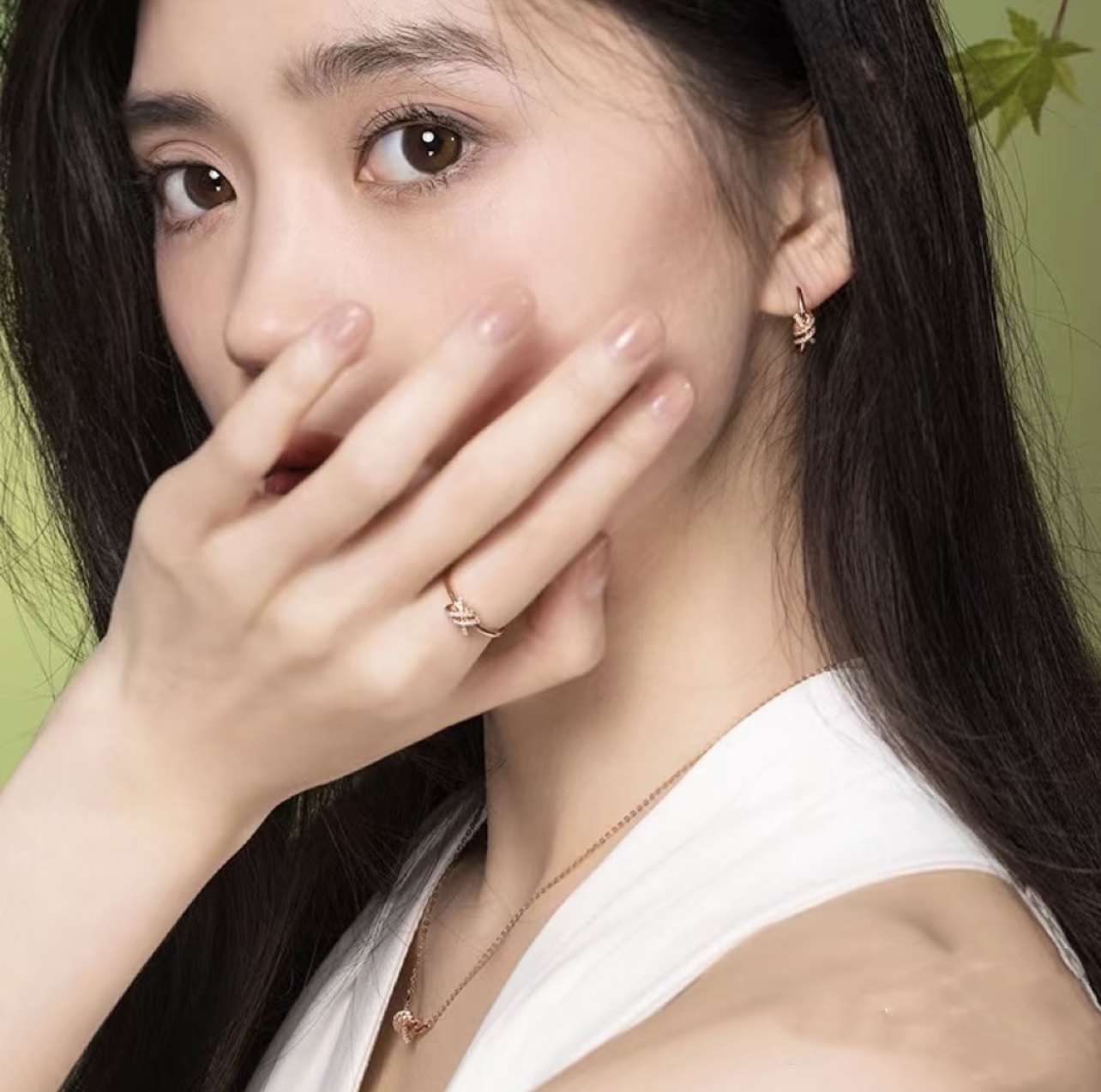 【Tiffany*帝芙尼最新款🆕🆕玫瑰金白镶钻绳结项链】一致官网黄铜材质，非常的上镜‼️设计很特别值得入