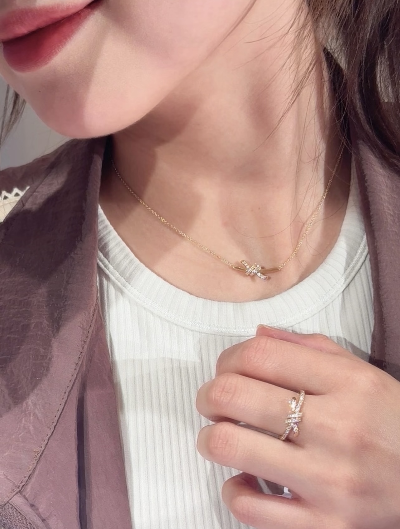 【Tiffany*帝芙尼最新款🆕🆕玫瑰金白镶钻绳结项链】一致官网黄铜材质，非常的上镜‼️设计很特别值得入