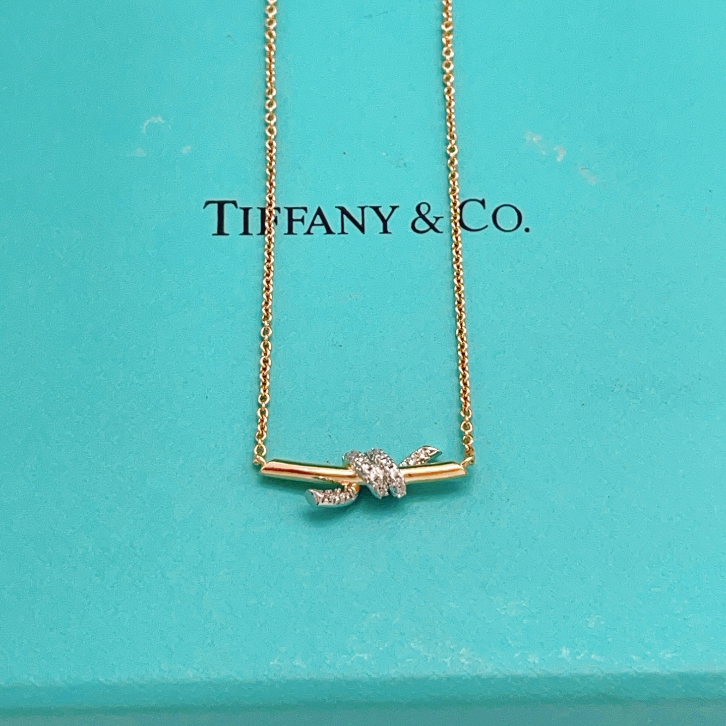 【Tiffany*帝芙尼最新款🆕🆕玫瑰金白镶钻绳结项链】一致官网黄铜材质，非常的上镜‼️设计很特别值得入