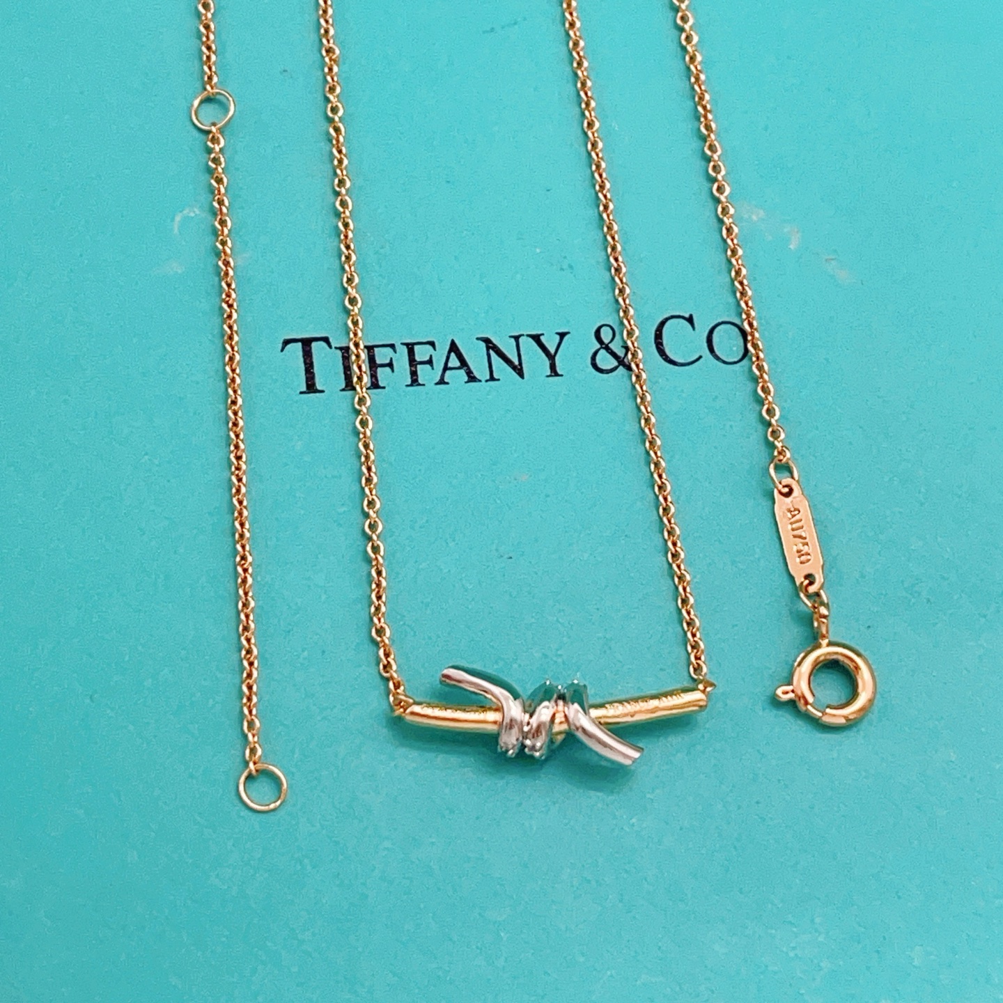 【Tiffany*帝芙尼最新款🆕🆕玫瑰金白镶钻绳结项链】一致官网黄铜材质，非常的上镜‼️设计很特别值得入