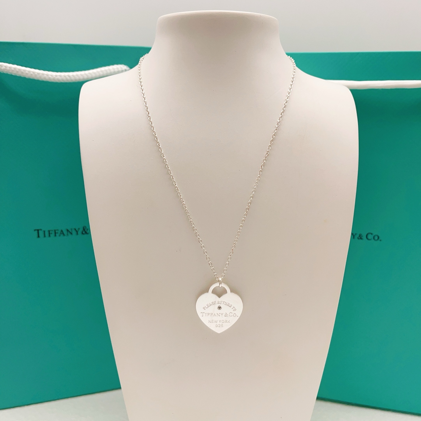 【Tiffany*帝芙尼最新款🆕🆕银色单钻爱心项链】一致官网黄铜材质，非常的上镜‼️设计很特别值得入手。