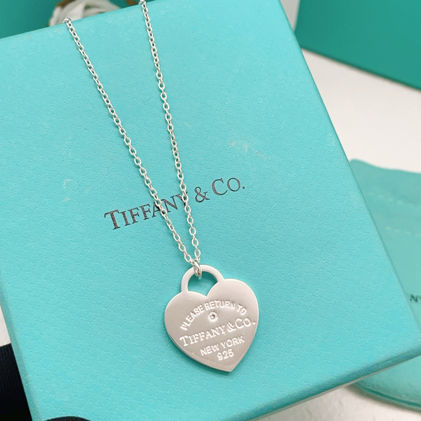 【Tiffany*帝芙尼最新款🆕🆕银色单钻爱心项链】一致官网黄铜材质，非常的上镜‼️设计很特别值得入手。