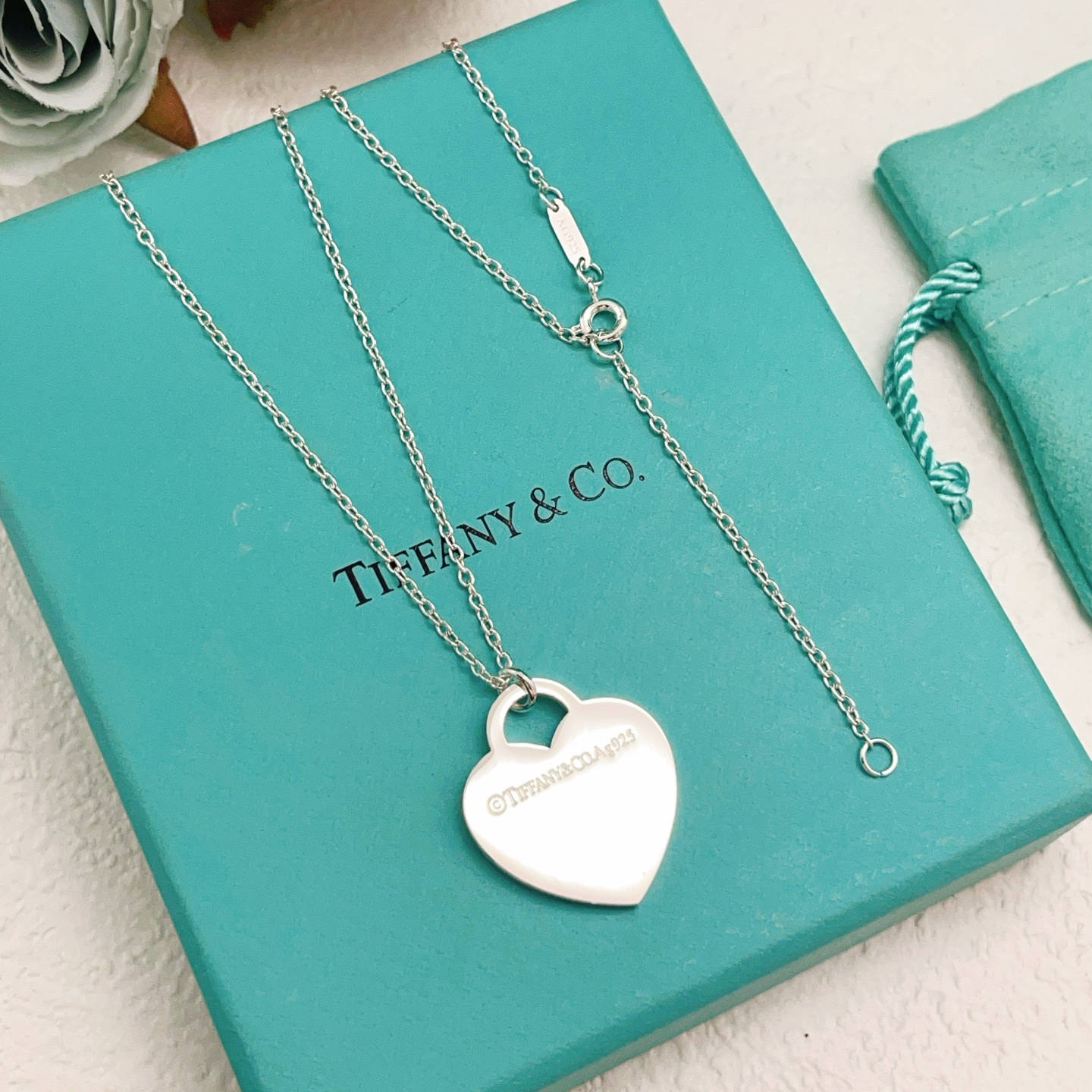 【Tiffany*帝芙尼最新款🆕🆕银色单钻爱心项链】一致官网黄铜材质，非常的上镜‼️设计很特别值得入手。