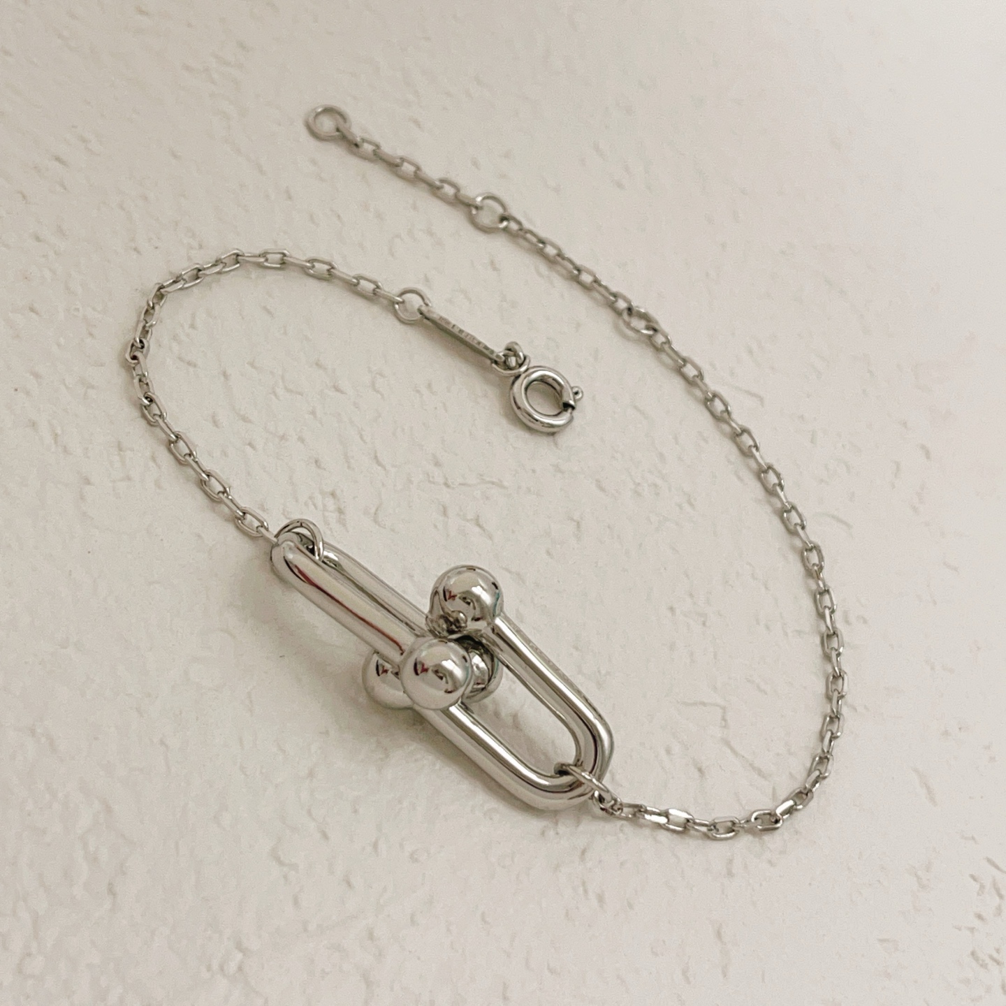 【Tiffany*帝芙尼最新款🆕🆕银色光面马蹄手链】一致官网黄铜材质，非常的上镜‼️设计很特别值得入手。