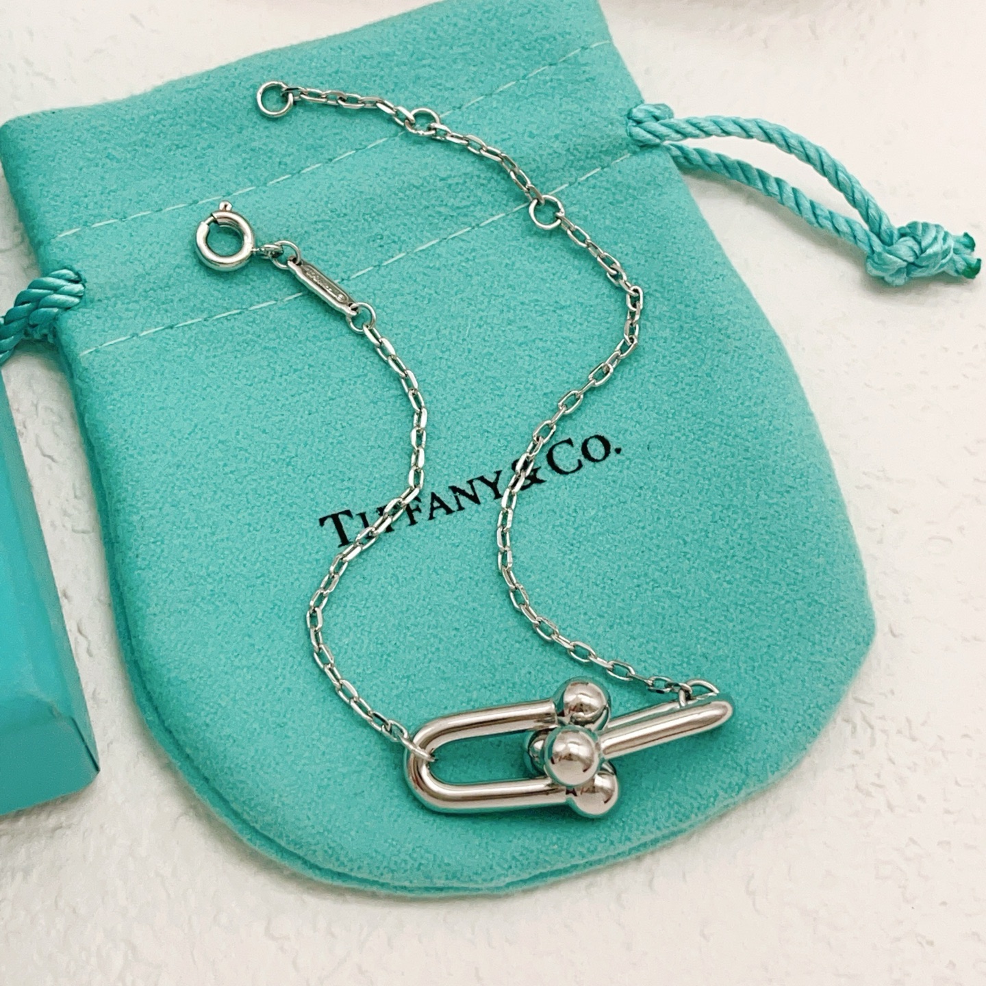 【Tiffany*帝芙尼最新款🆕🆕银色光面马蹄手链】一致官网黄铜材质，非常的上镜‼️设计很特别值得入手。