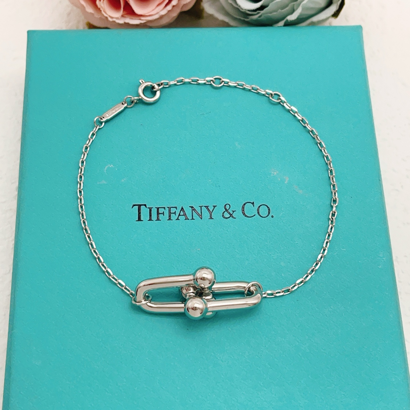 【Tiffany*帝芙尼最新款🆕🆕银色光面马蹄手链】一致官网黄铜材质，非常的上镜‼️设计很特别值得入手。