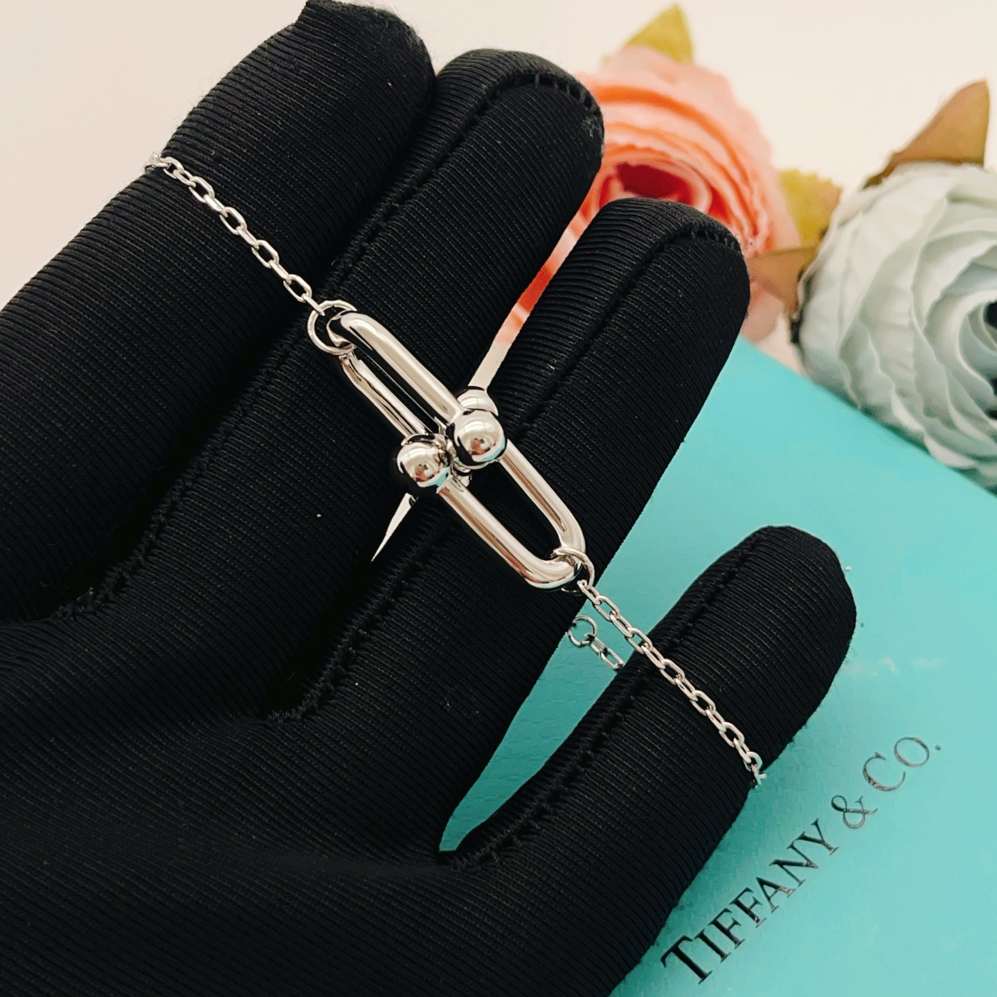 【Tiffany*帝芙尼最新款🆕🆕银色光面马蹄手链】一致官网黄铜材质，非常的上镜‼️设计很特别值得入手。